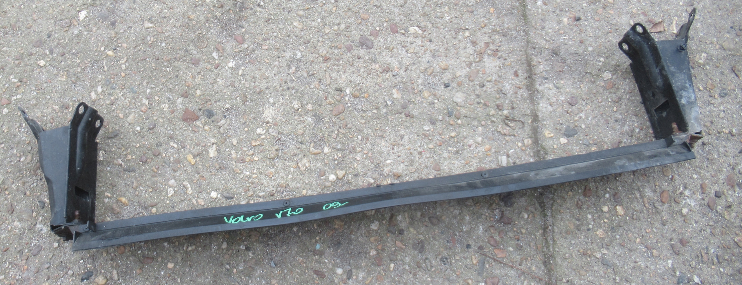 VOLVO V70 2.0 D 09R pillar bumper support front