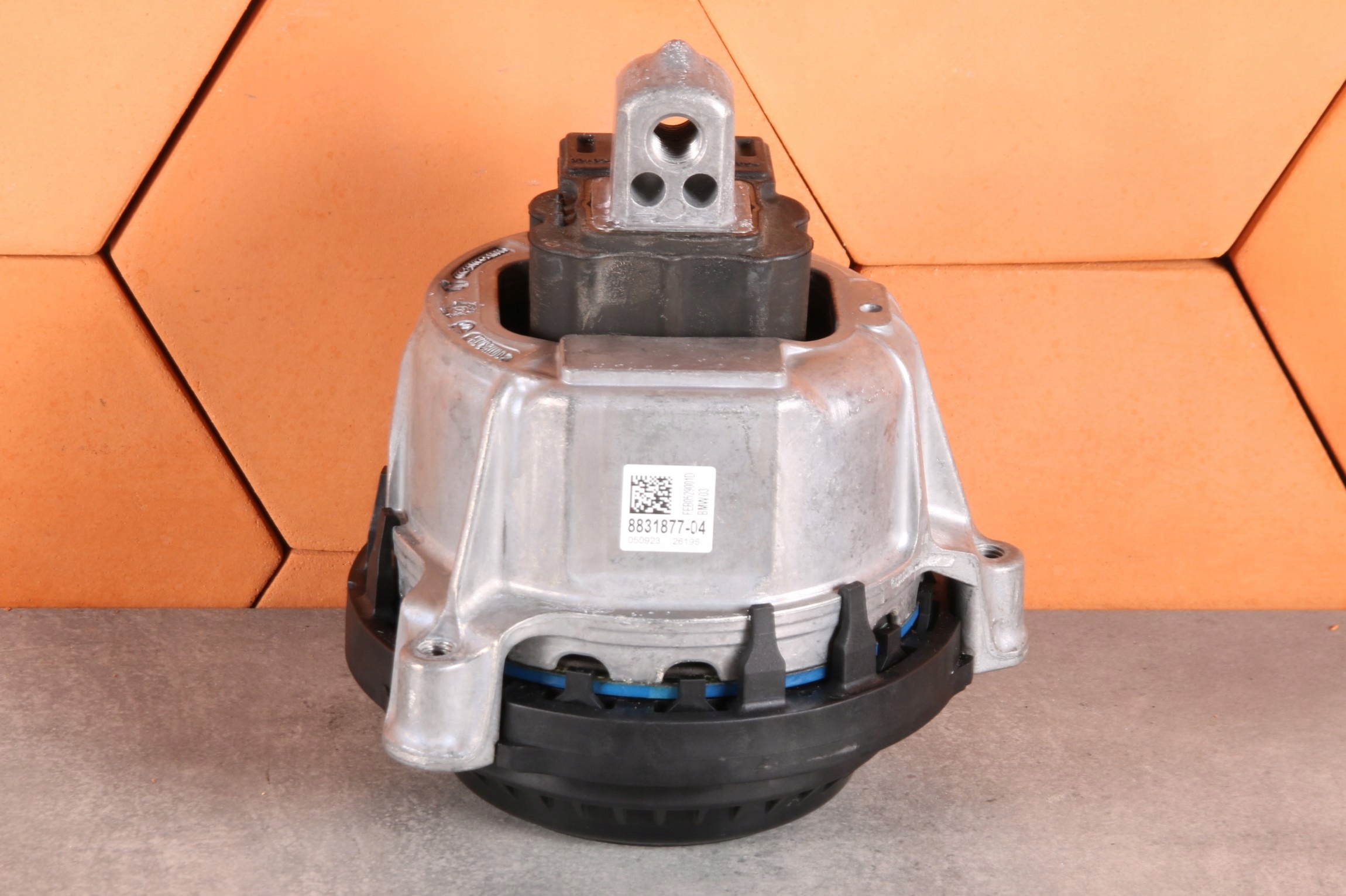 BMW 5 G60 G61 530e B48X HYBRYDA engine mount left 8831877 8599 km !!!