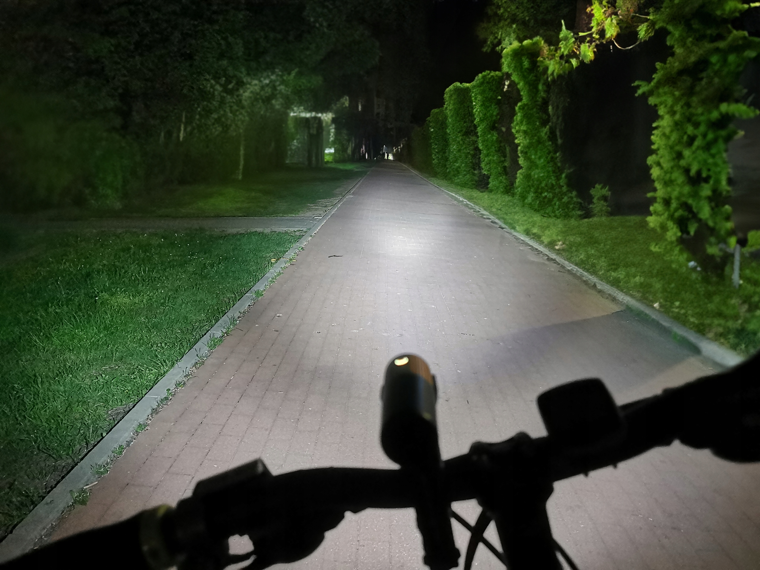 LAMPKA ROWEROWA PRZÓD LED USB-C OŚWIETELNIE ROWEROWE PRO METAL IPX6 VAYOX Kolor dominujący czarny