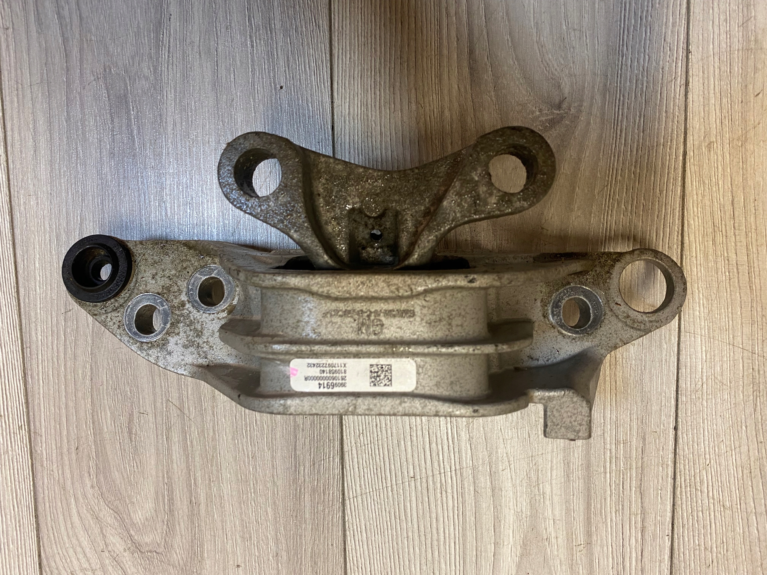 810958140 - CHEVROLET CRUZE II 16-ПОДУШКА ЛАПИ ДВИГУНА