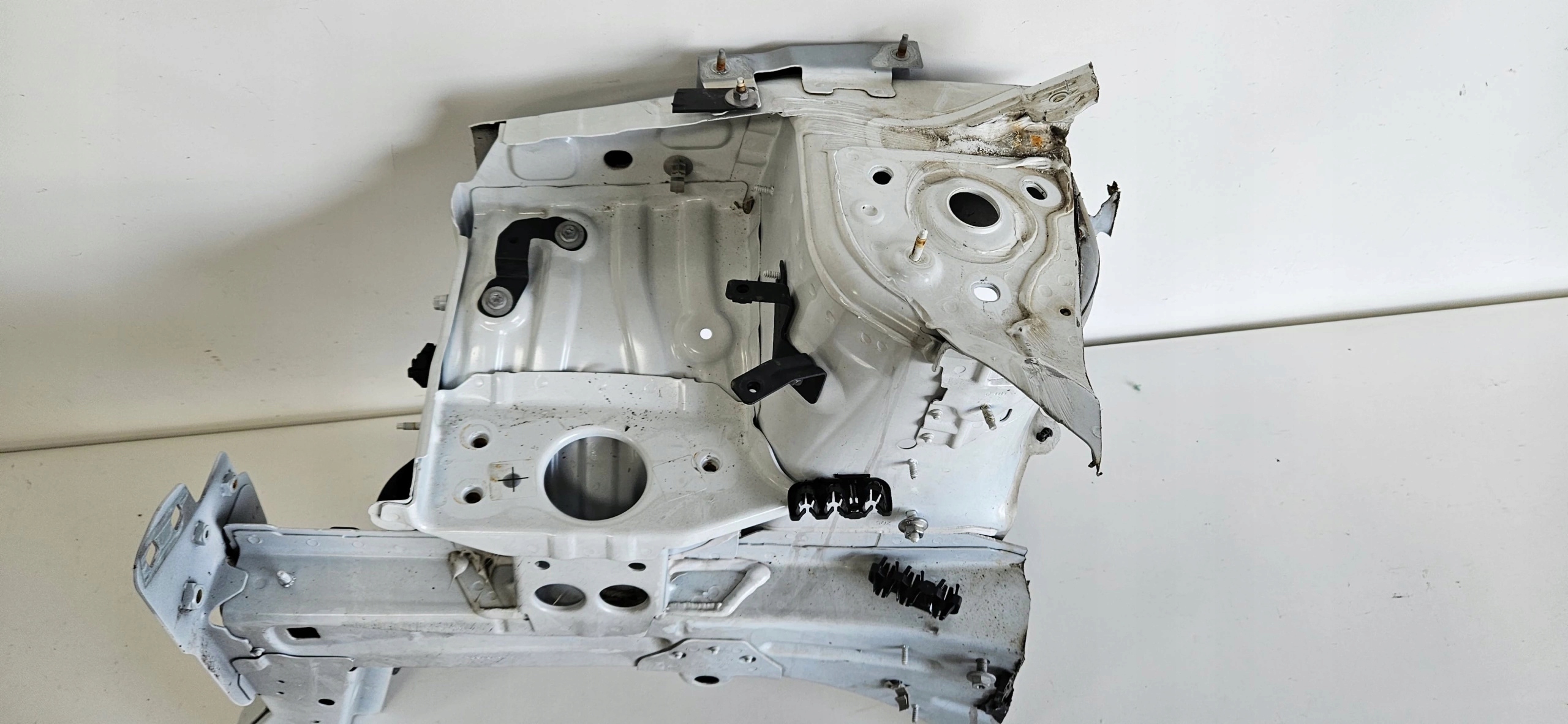 ĆWIARTKA PODŁUŻNICA PRAWY PRZÓD RENAULT CLIO IV Producent części Renault OE