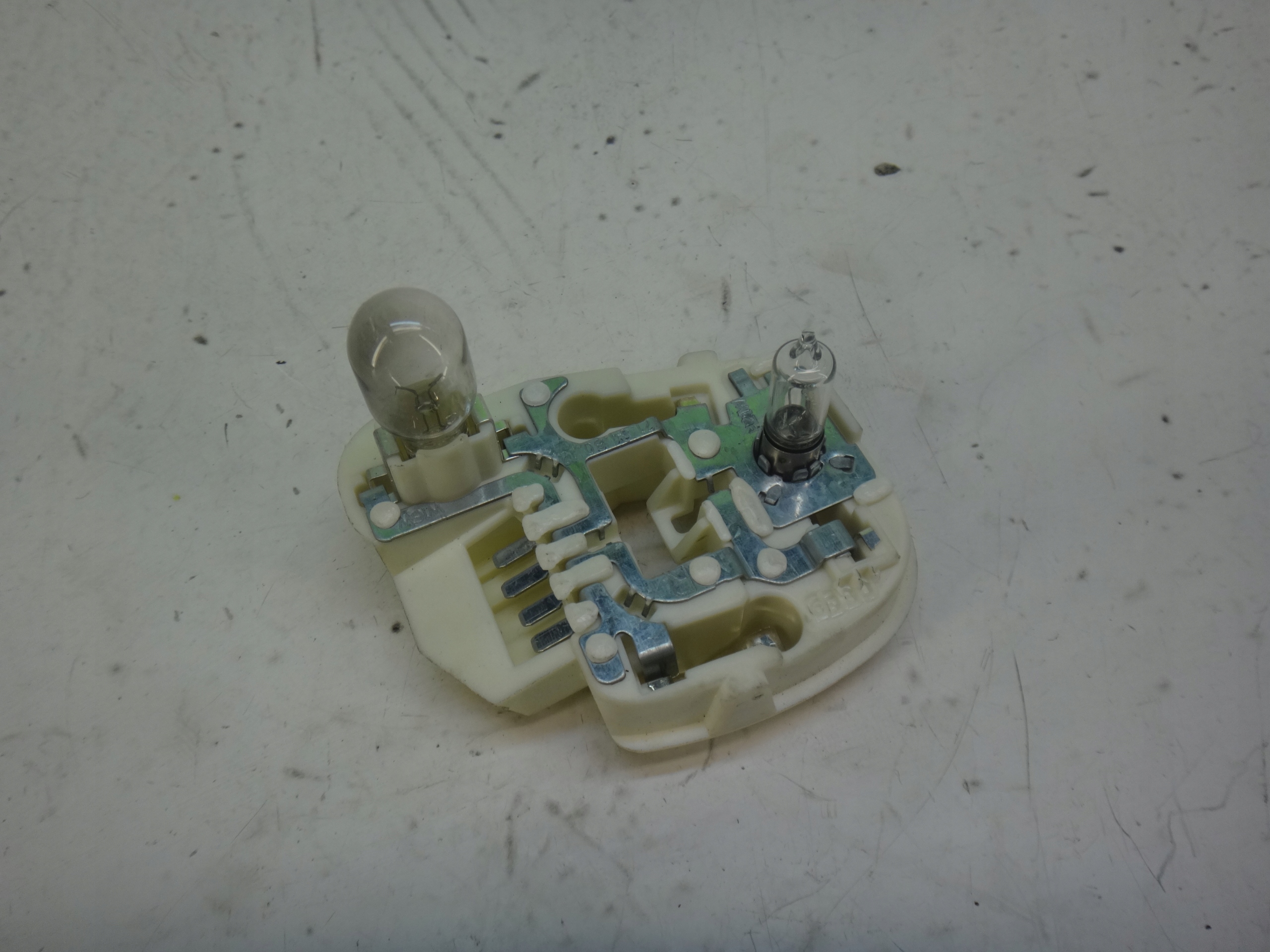 MOCOWANIE ŻARÓWEK PRAWY TYŁ BMW E90 LCI LIFT