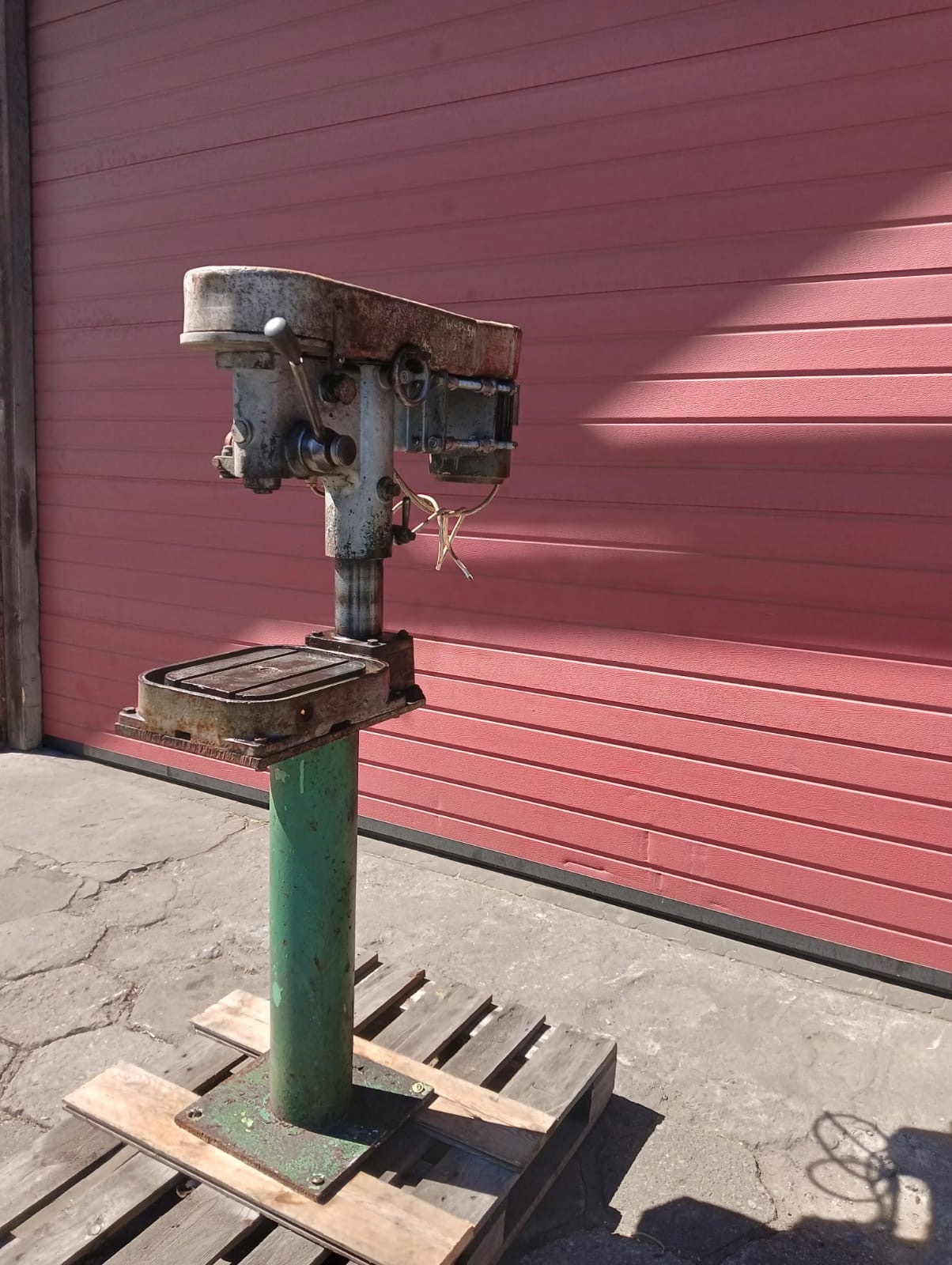 Вертикальный сверлильный станок BS-25