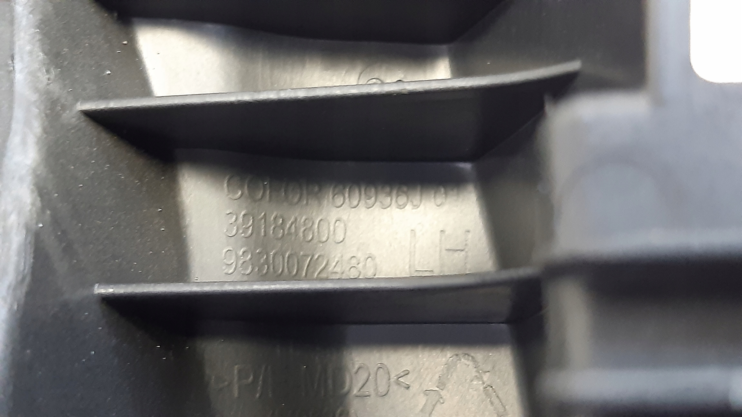bumper bracket left 39184800 Opel Corsa F