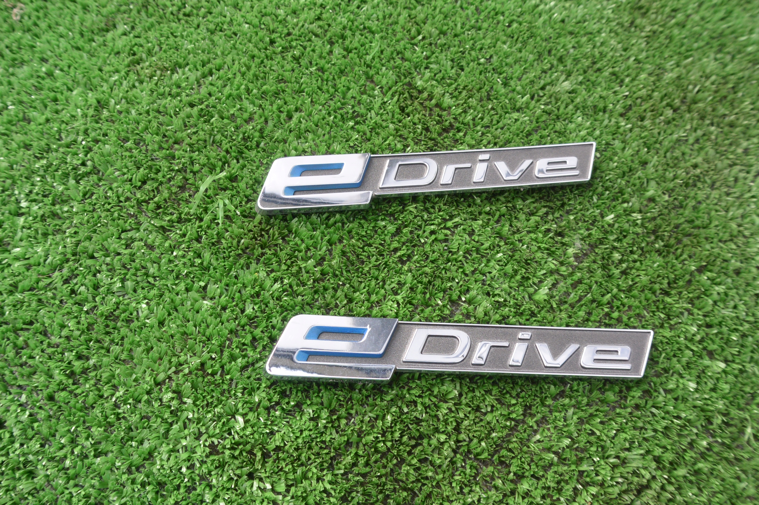 EMBLEMAT LOGO EDRIVE BŁOTNIKÓW PRZÓD BMW F30 F31 F32 F33 330E HYBRYDA KPL