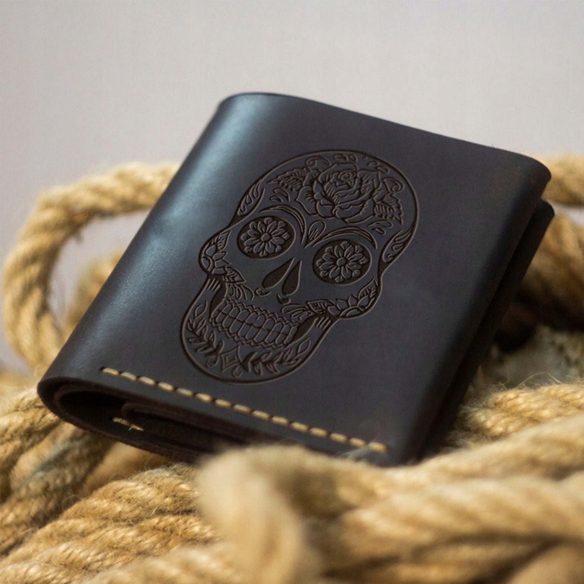 Pánská kožená peněženka s gravírováním s lebkou