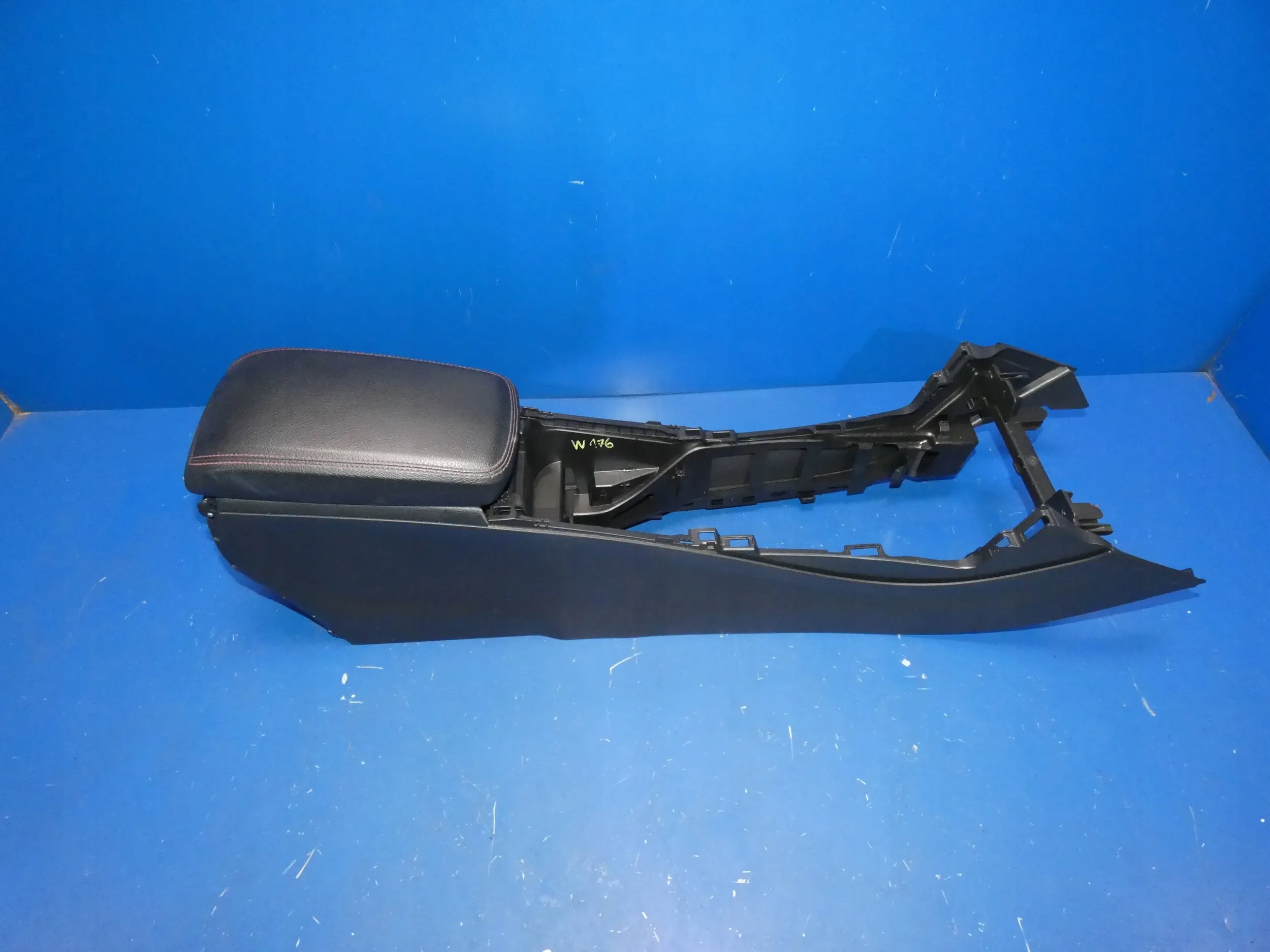 MERCEDES A W176 TUNEL central armrest
