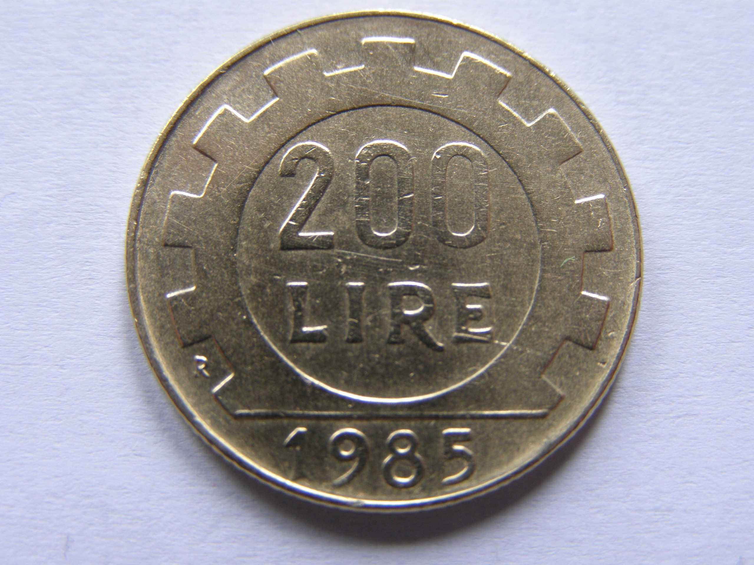 WŁOCHY ITALIA 200 LIRA 1985 ROK !!!!!!!!!!!!! 0357