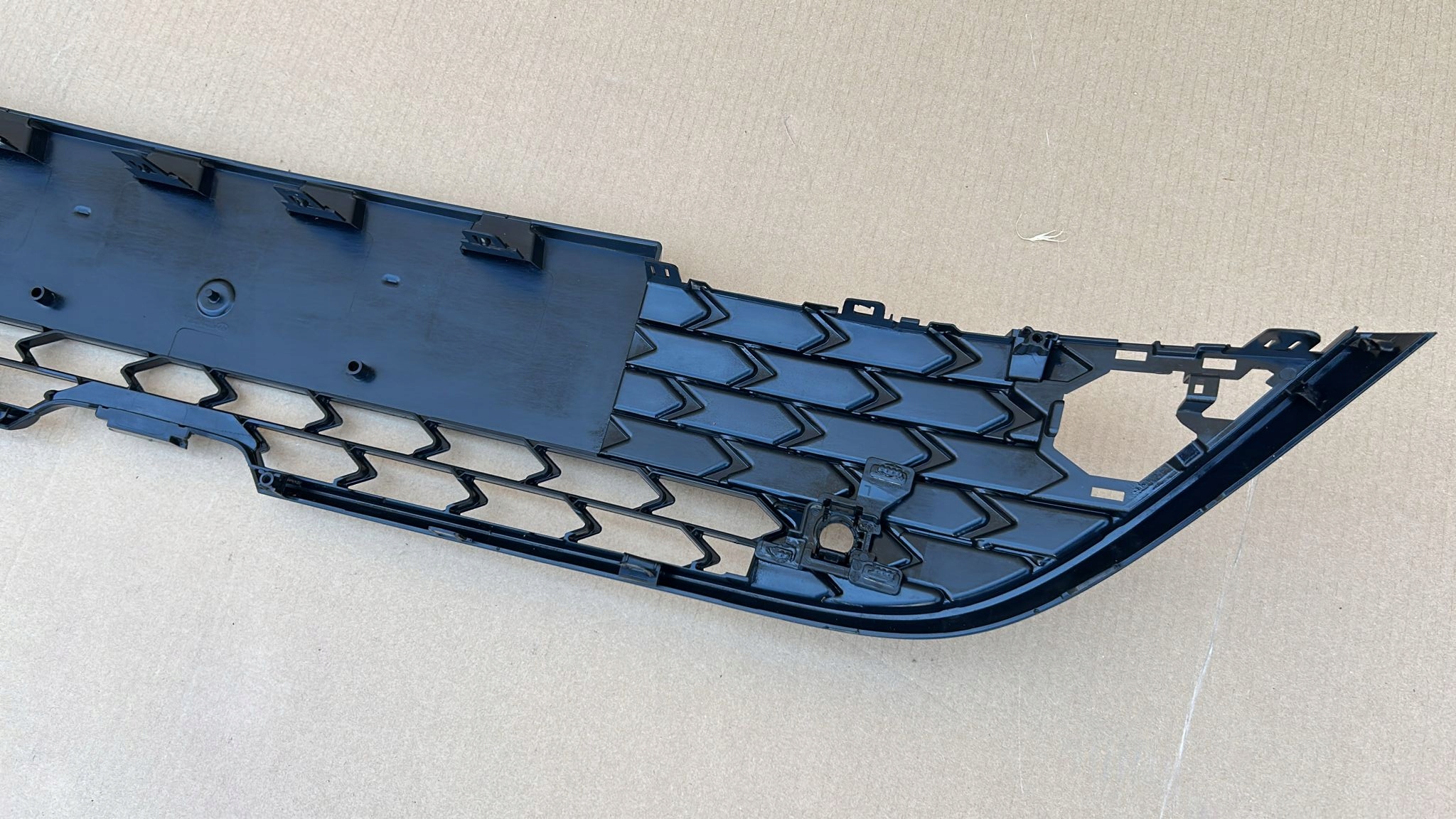 grid of a bumper central front front TOYOTA COROLLA E21 23- LIFT KOMBI