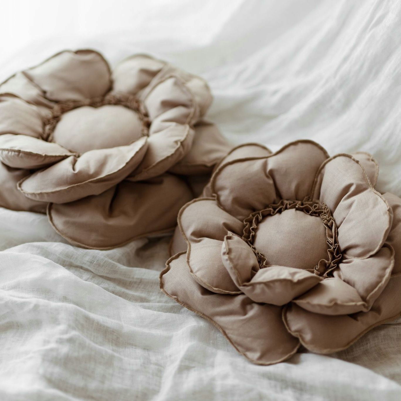 PODUSIA, DEKORACJA ,BAWEŁNA, KWIAT 40 Szerokość poduszki 40 cm