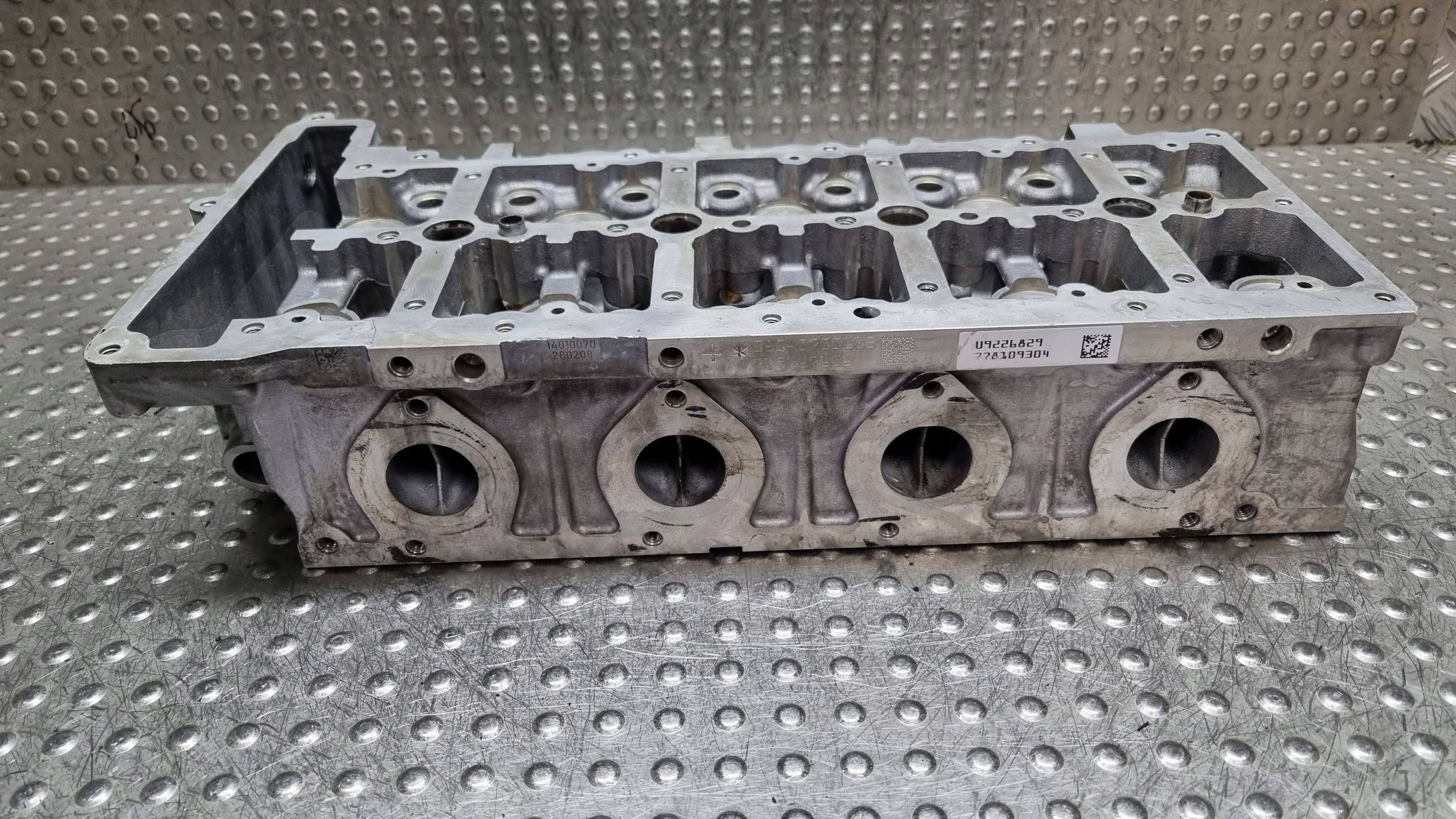 head. of the engine 7797678 BMW E60 E61 E81 E84 E87 E90 E91 E92 2.0D N47D20A