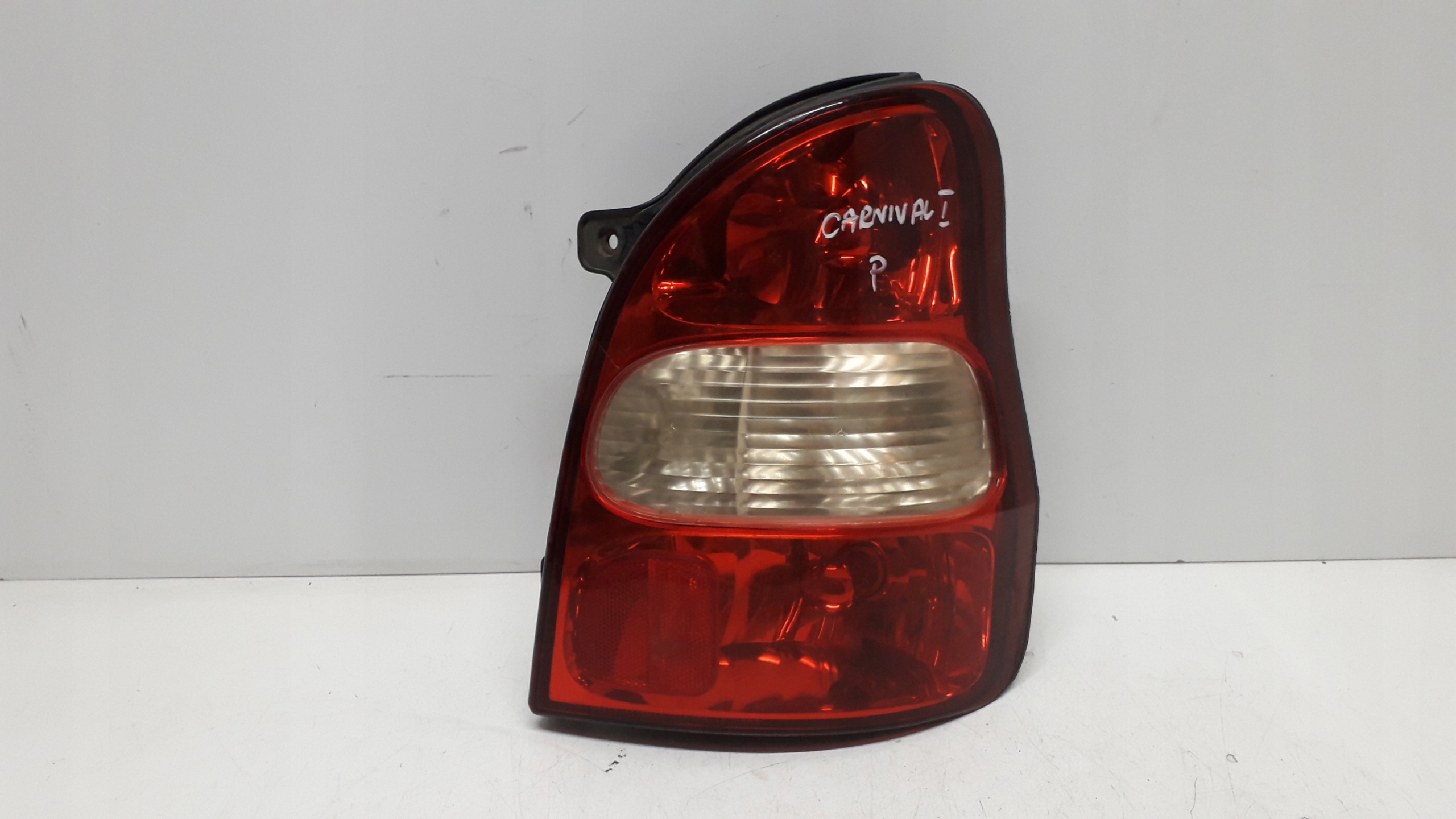 KIA CARNIVAL 1 I 98- LAMPA PRAWA TYLNA