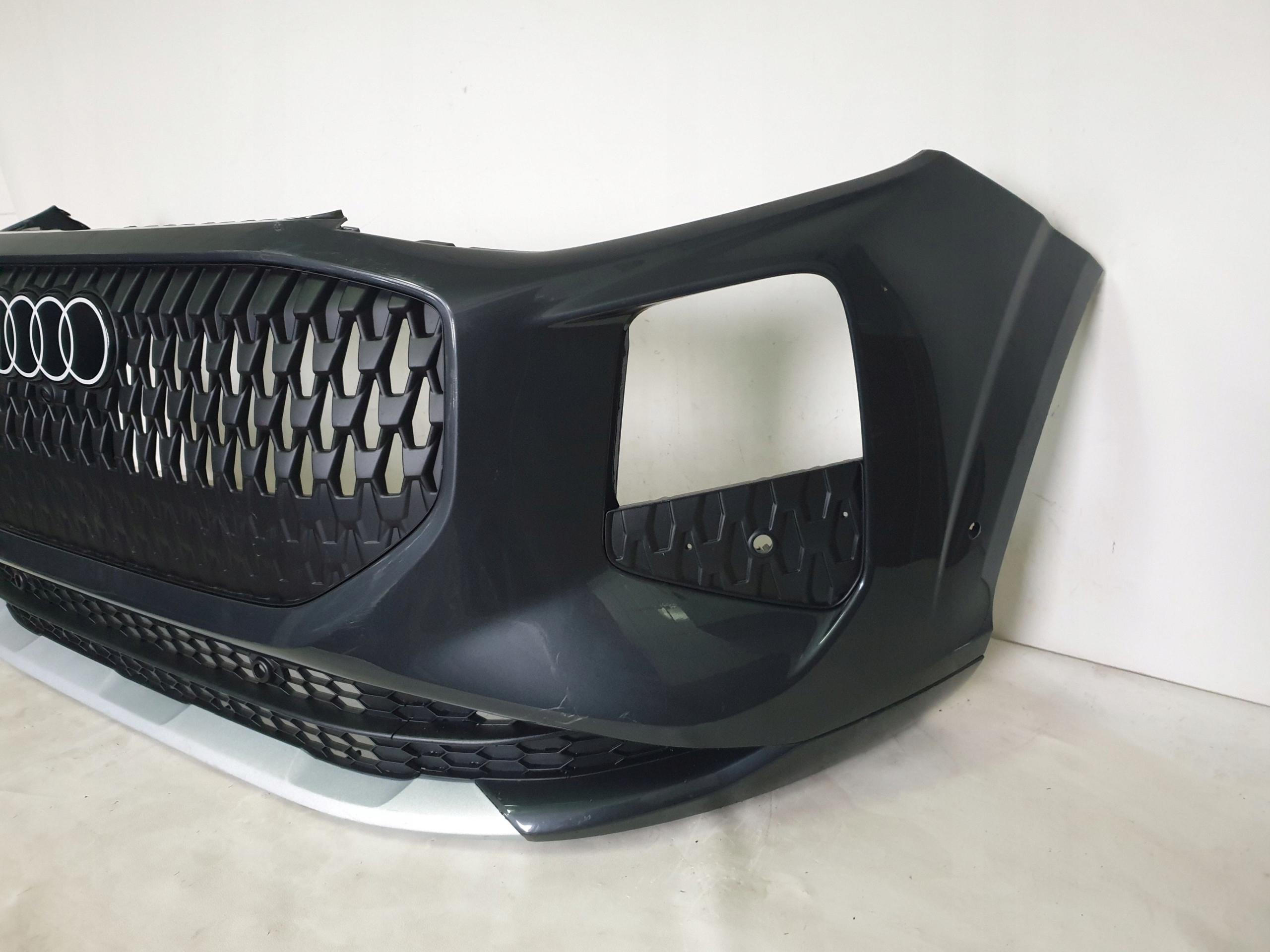 AUDI Q3 III 83H 25-> bumper front front 6xPDC 83H807437