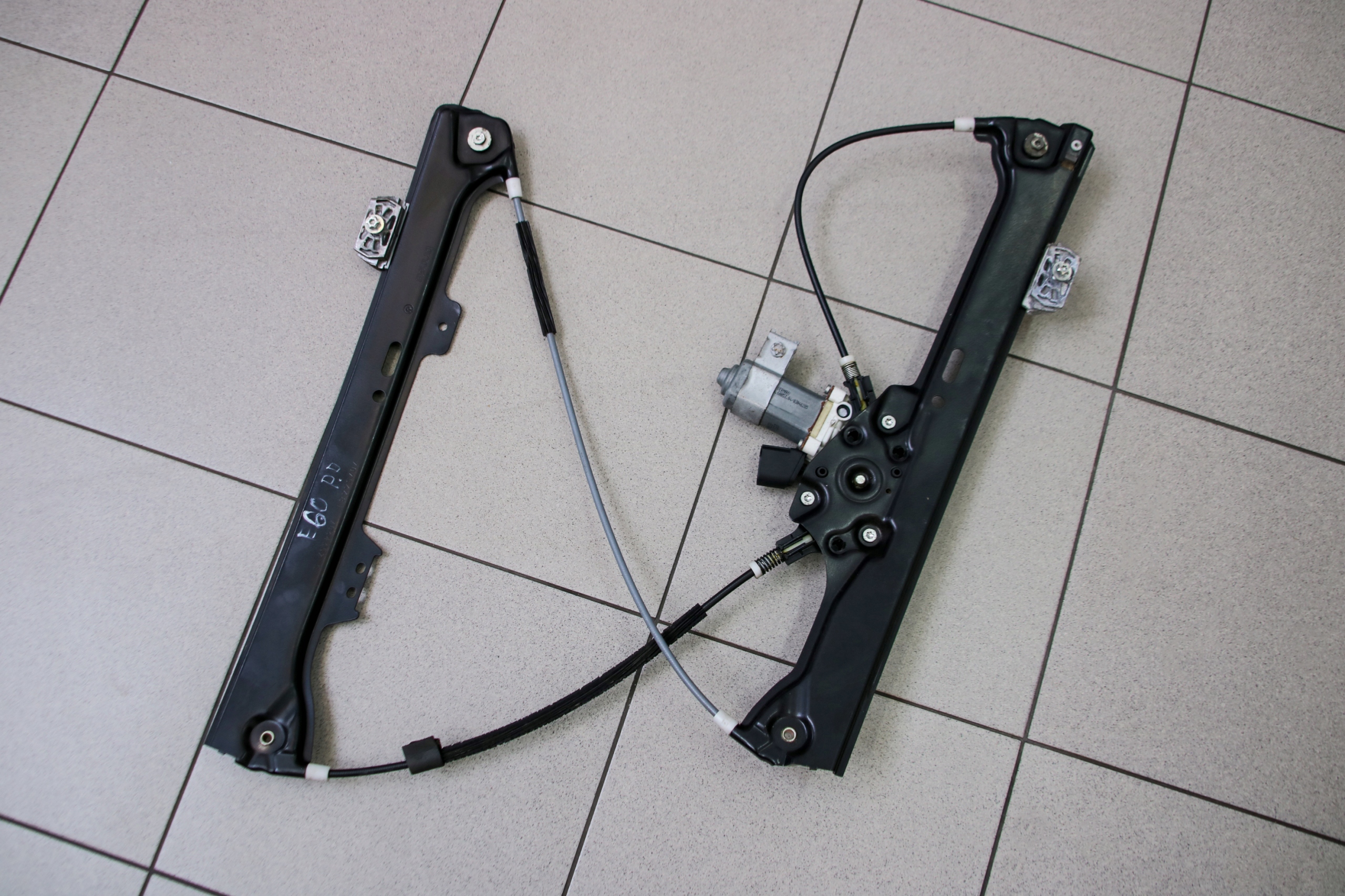 BMW E60 E61 window regulator mechanism right front PRAWEJ PRZEDNIEJ 7075668