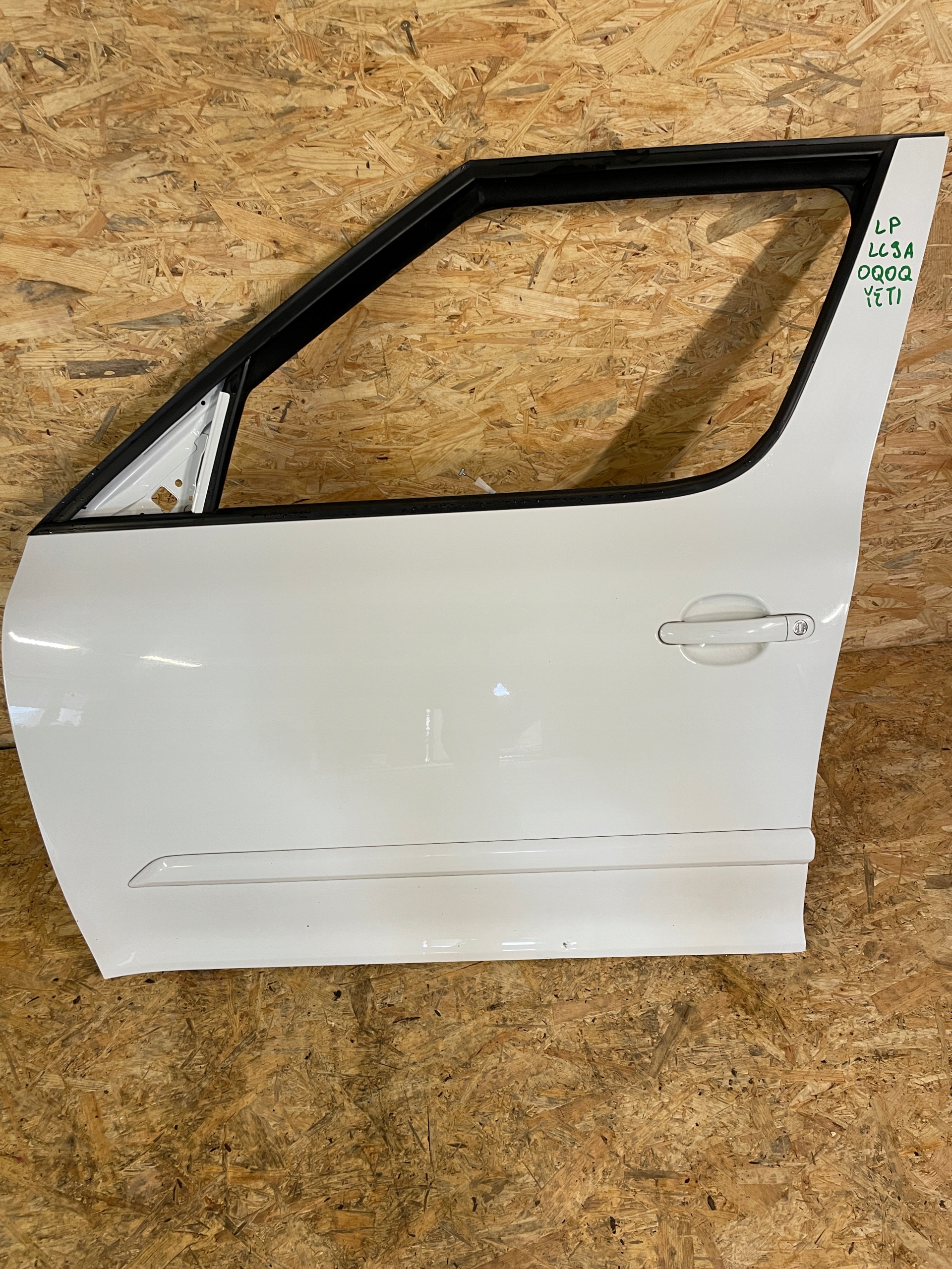 DRZWI LEWY PRZÓD LEWE PRZEDNIE PRZEDNIE SKODA YETI 5L 0Q0Q LC9A
