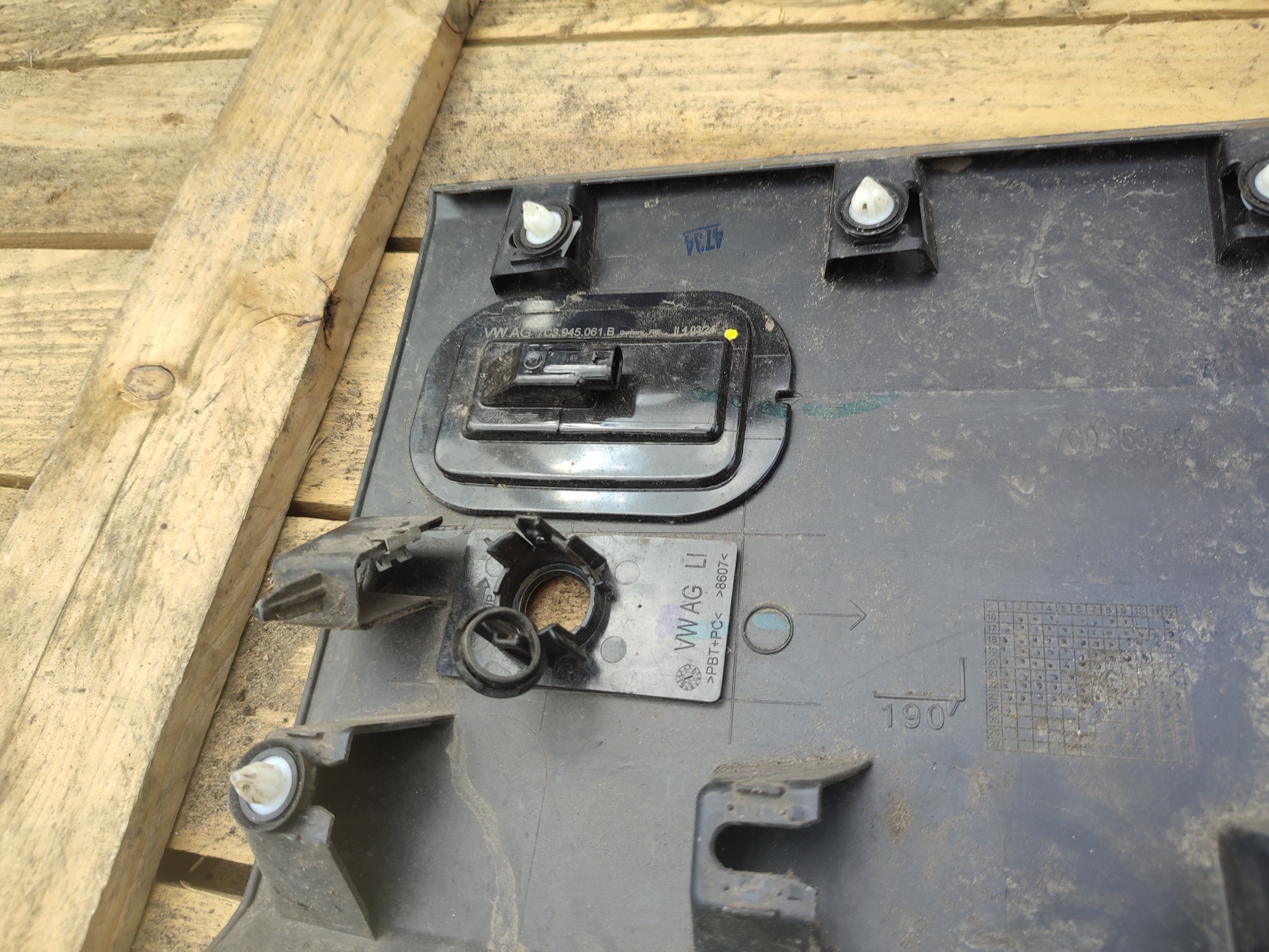 VW CRAFTER II left moulding side PDC WERSJA below sensor PARKOWAN. 7C0853753