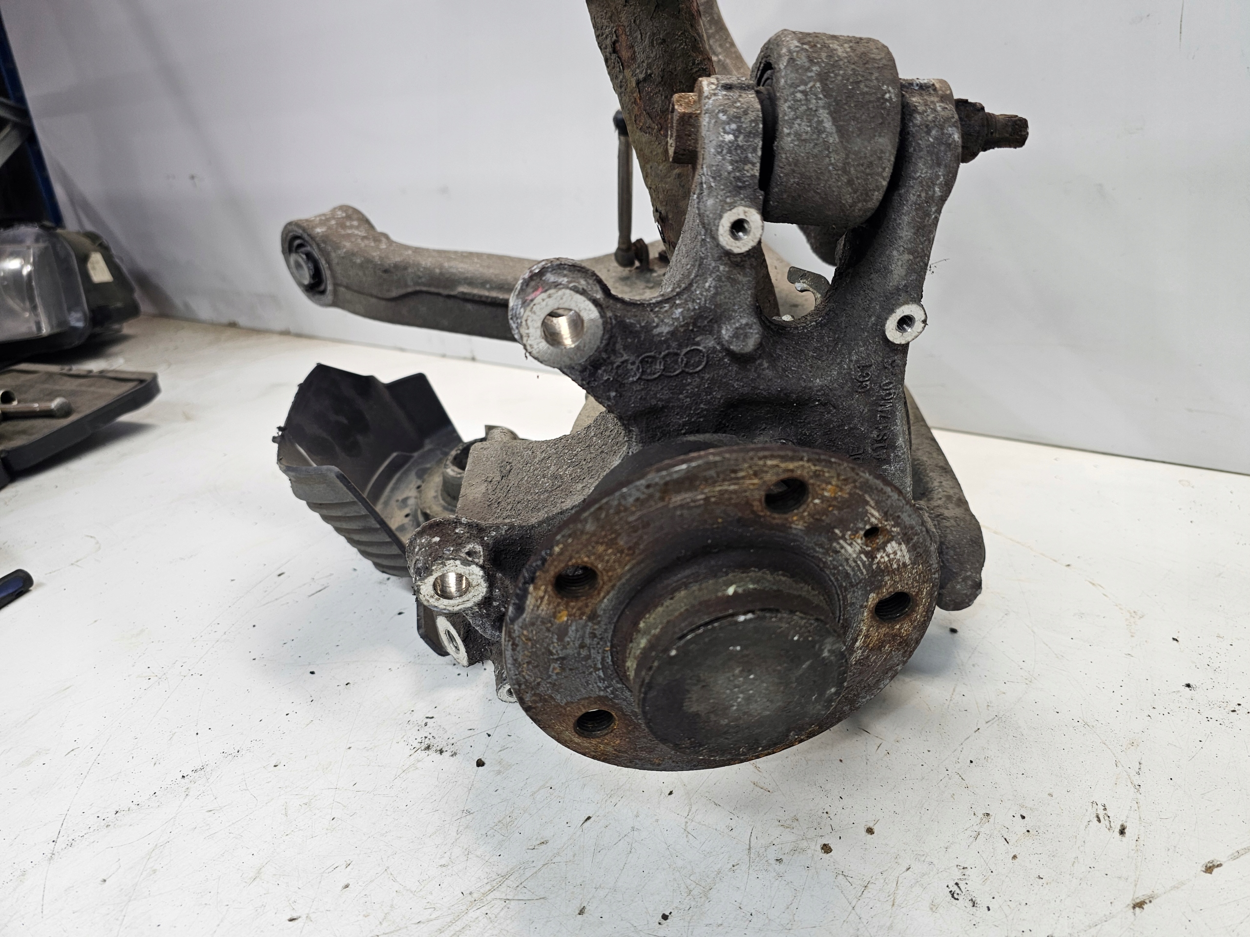 swing left rear part AUDI A4 B8 A5 8K0505311J