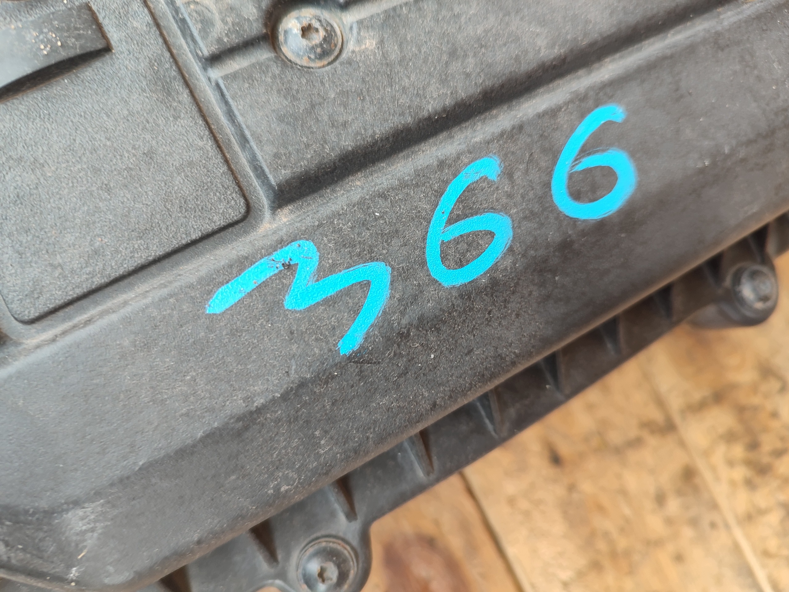 Volkswagen OE 04C129611J luftfiltergehäuse
