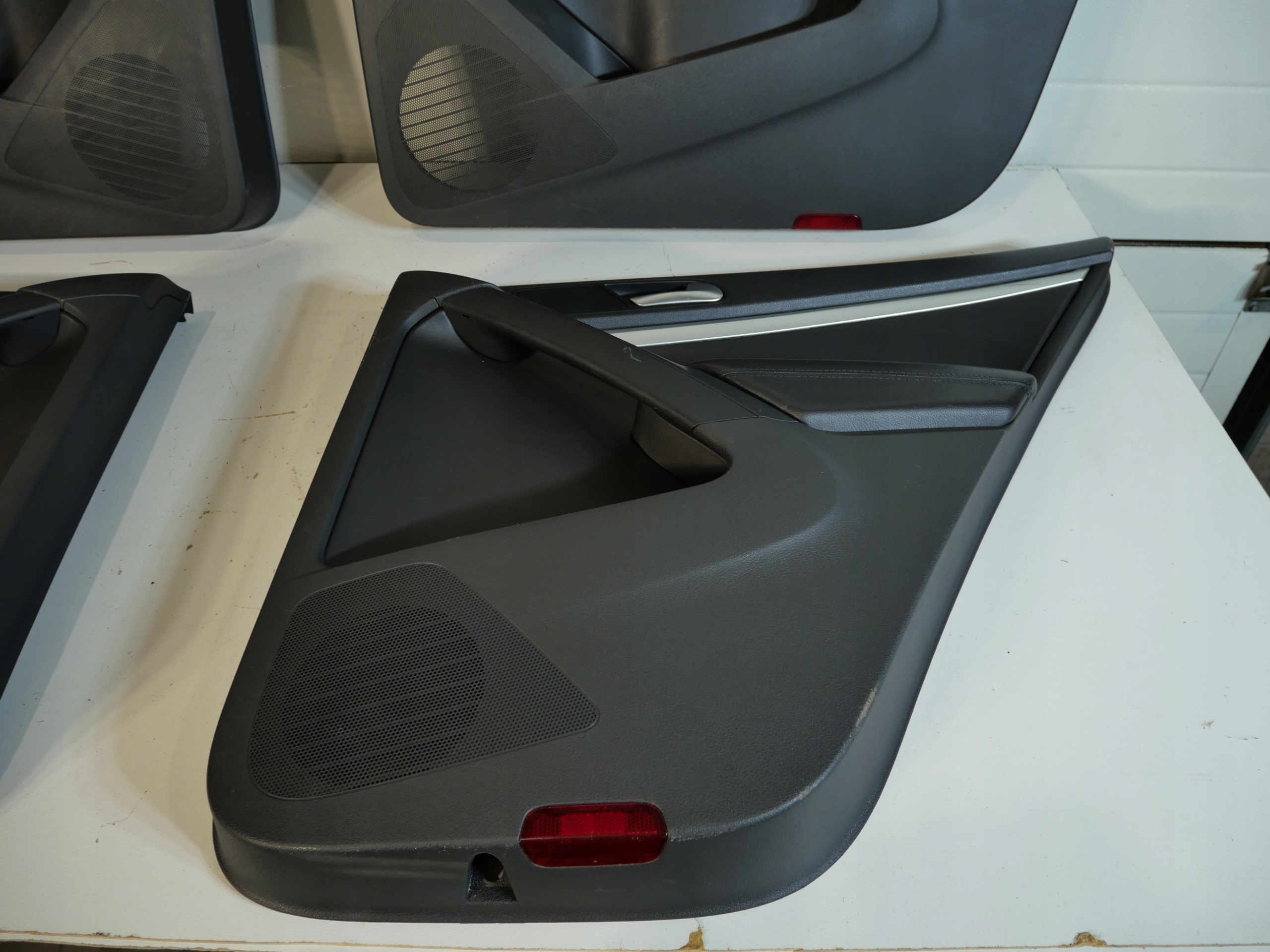 VW TIGUAN the centre side upholstery leather 4SZT