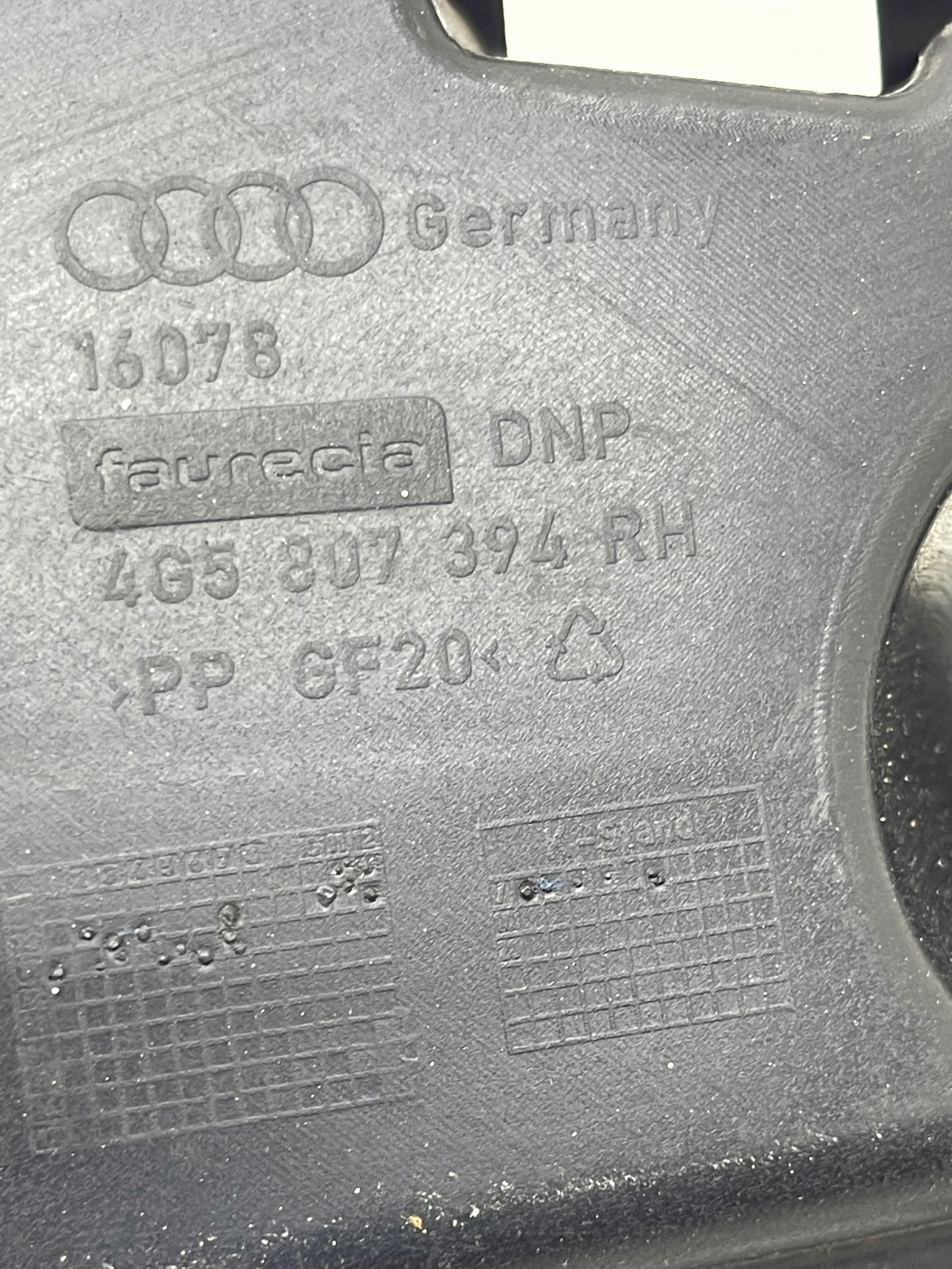 AUDI A6 C7 Berline Support Support plaque Pare choc Droite Arrière Original