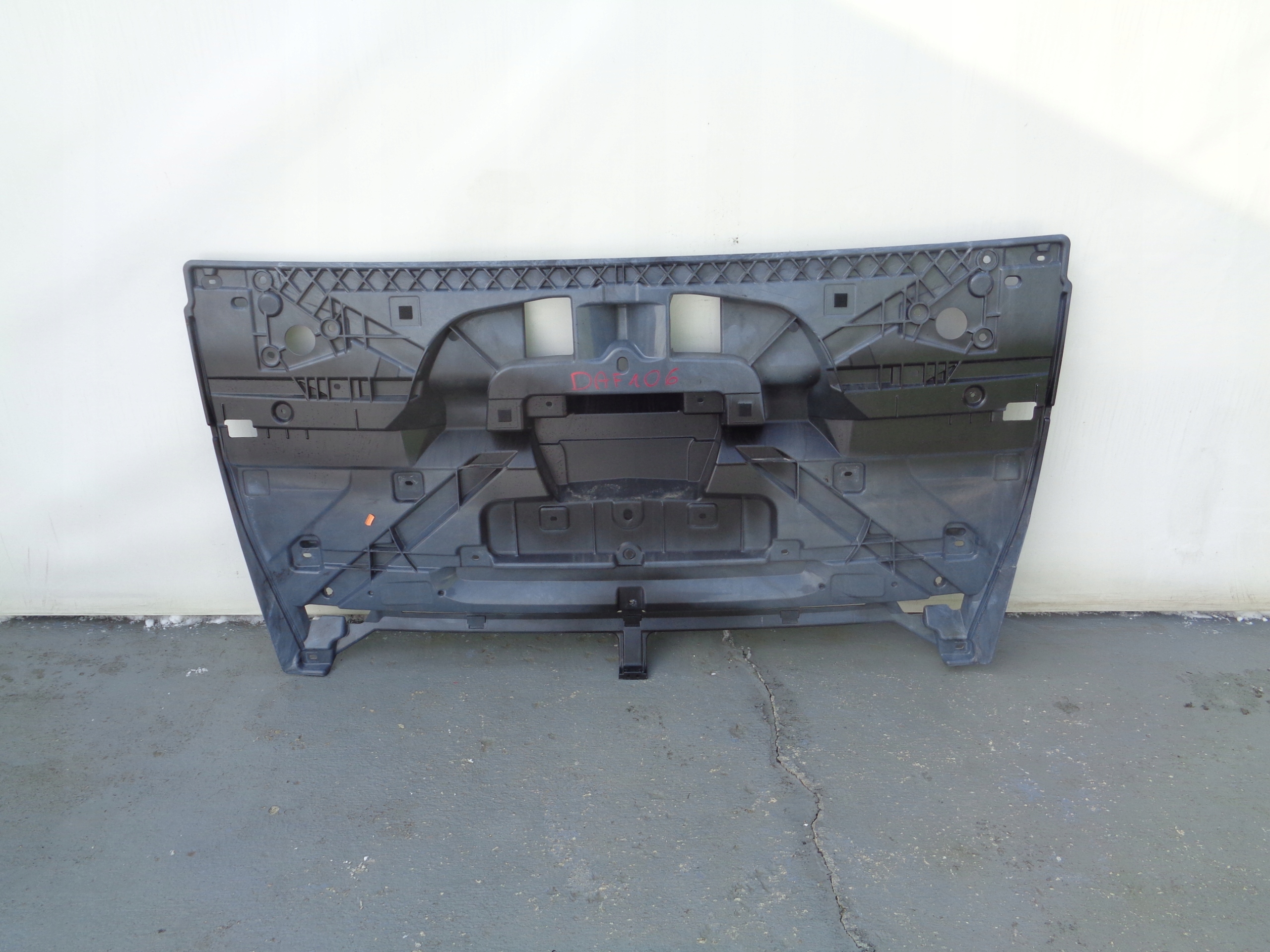 DAF 106 ПІДСТАВА КАПОТА МАНЕКЕН СТІЙКА