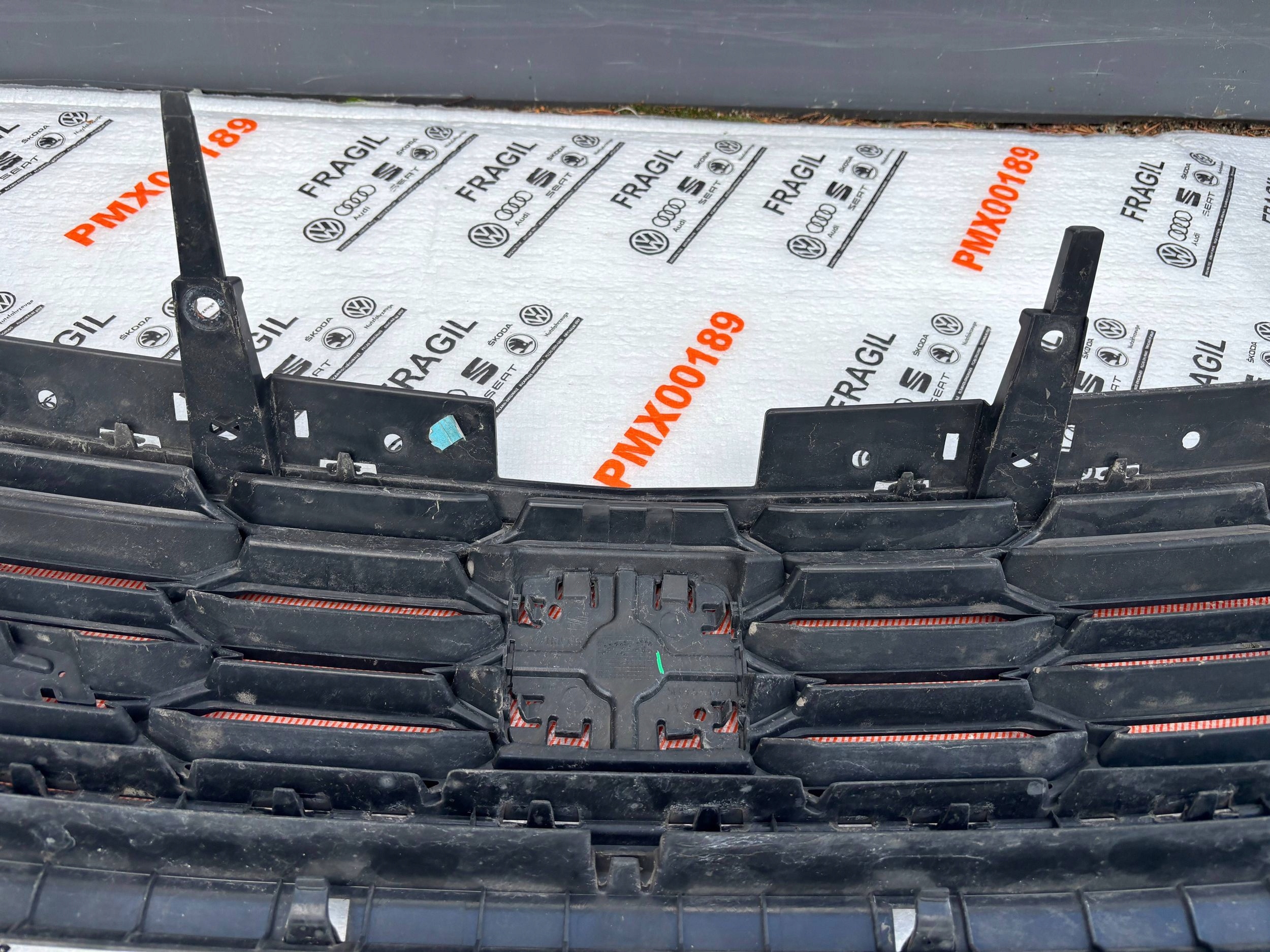 seat LEON 3 5F0853654J решетка радиатора