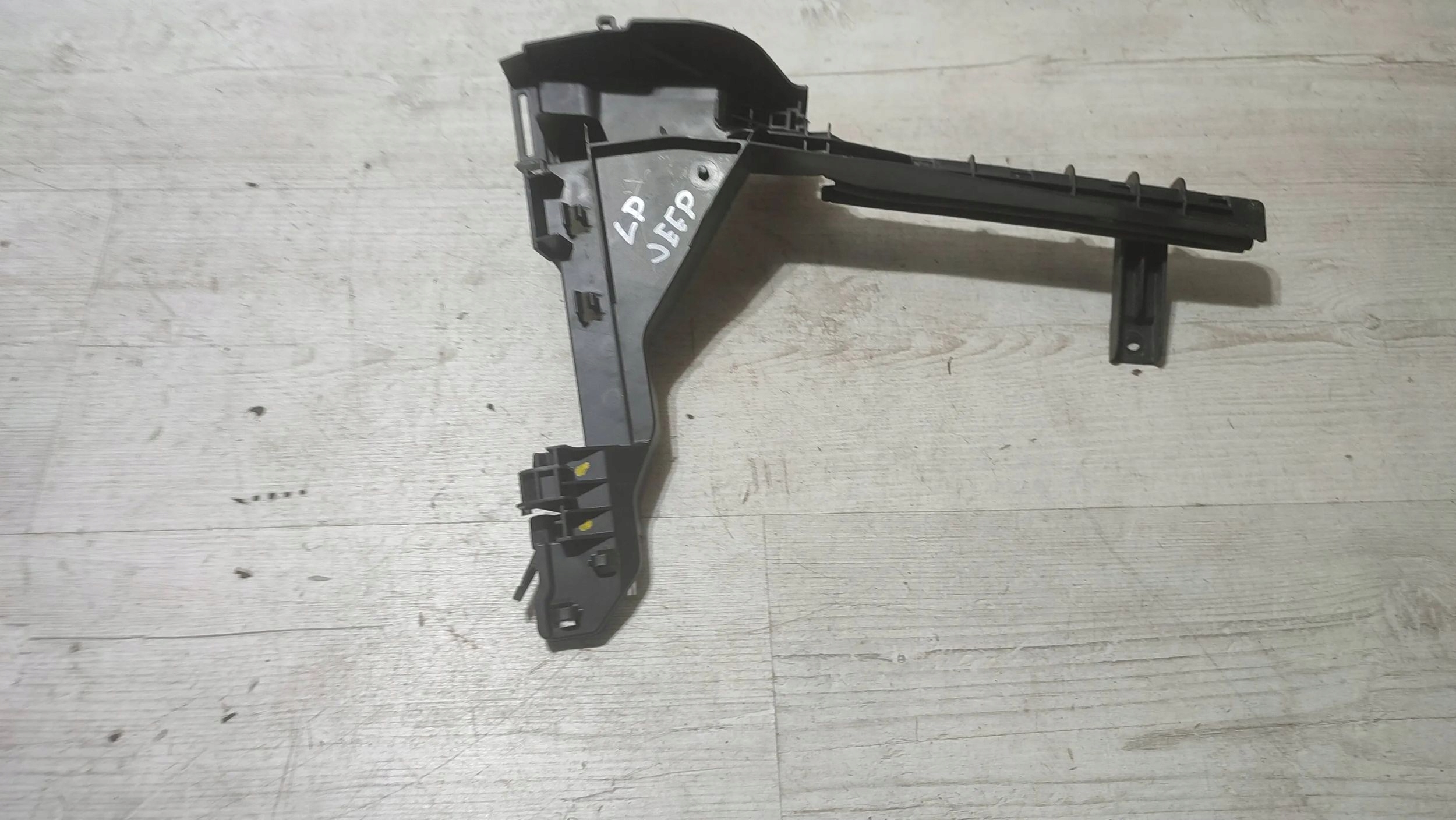 Jeep Cherokee 2015 front left prowadnica windows left front