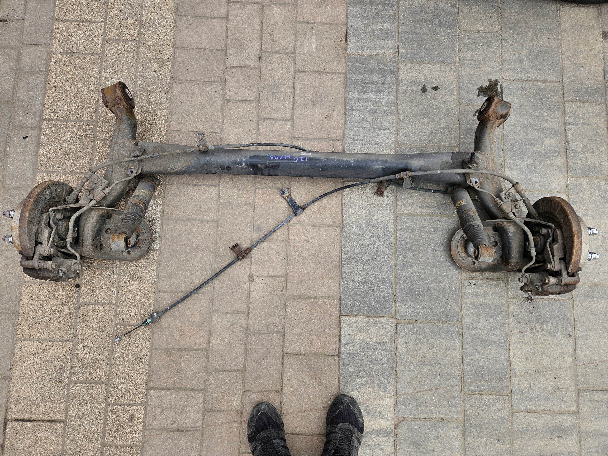 BELKA ZAWIESZENIE TYŁ OŚ WÓZEK HYUNDAI I20 12-14 LIFT NA TARCZE