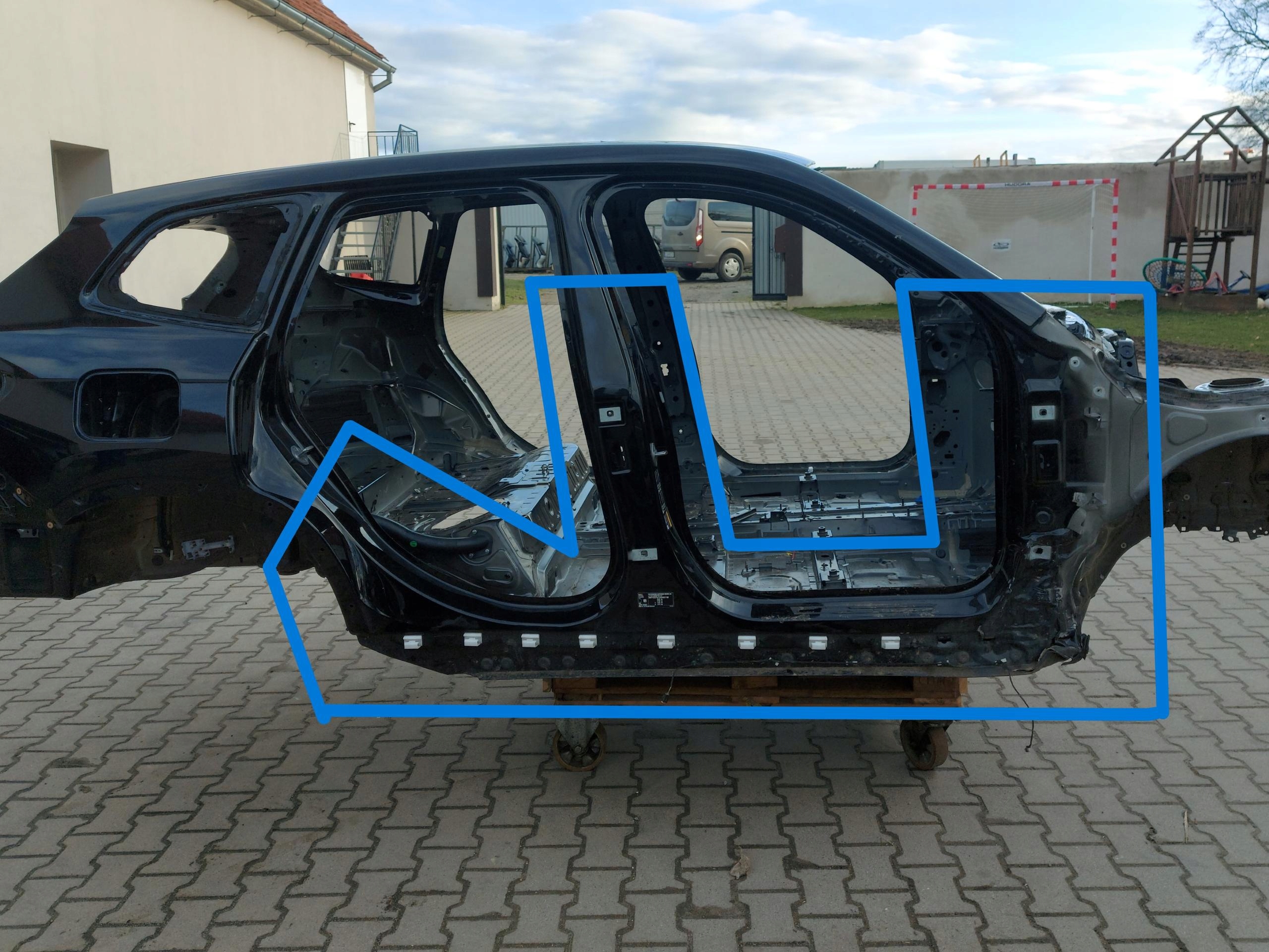 BMW iX1 X1 U11 SŁUPEK ŚRODKOWY PRAWY BOK PRÓG