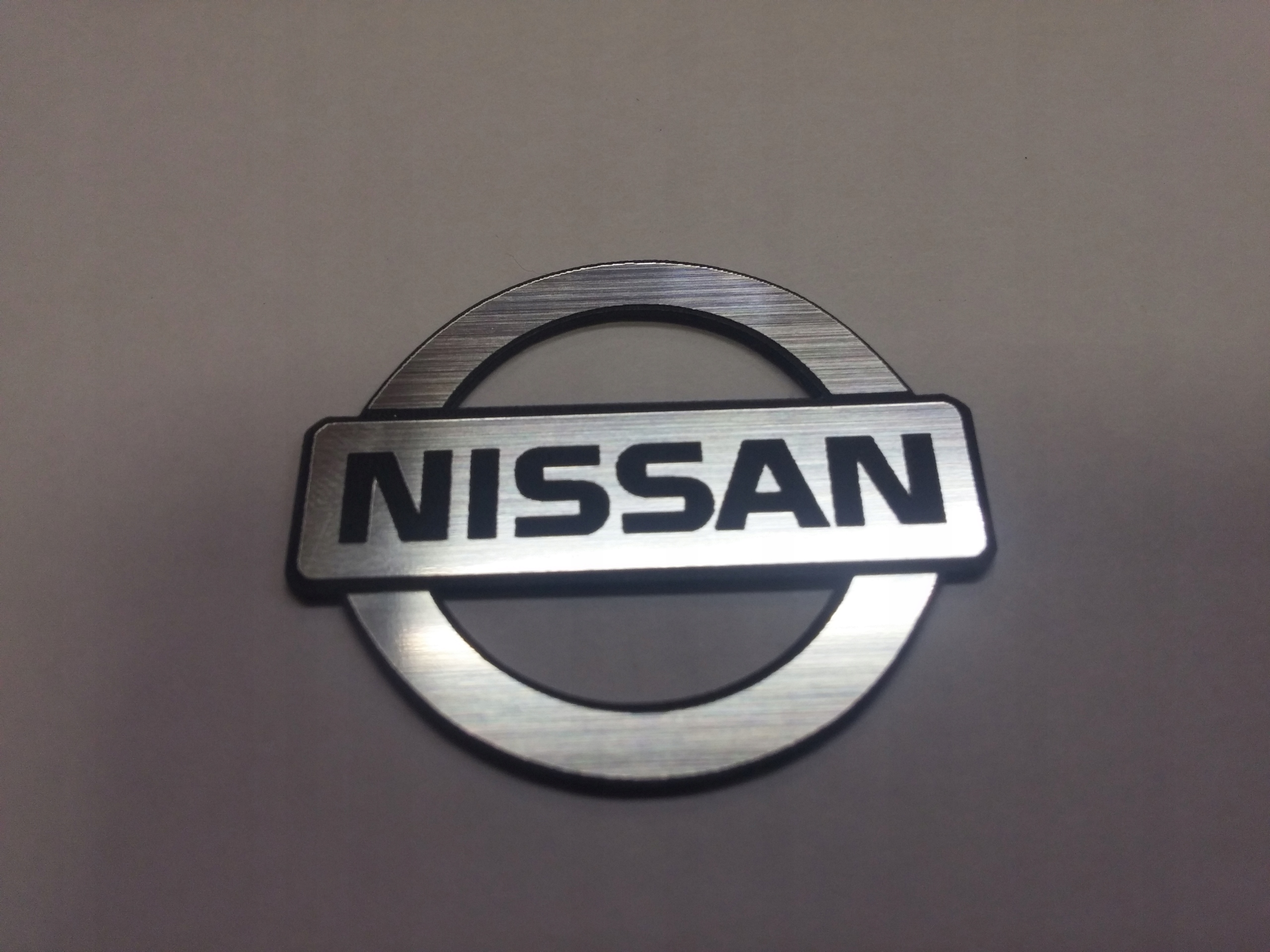 

Nissan naklejka emblemat 39 x 32 mm *srebrna