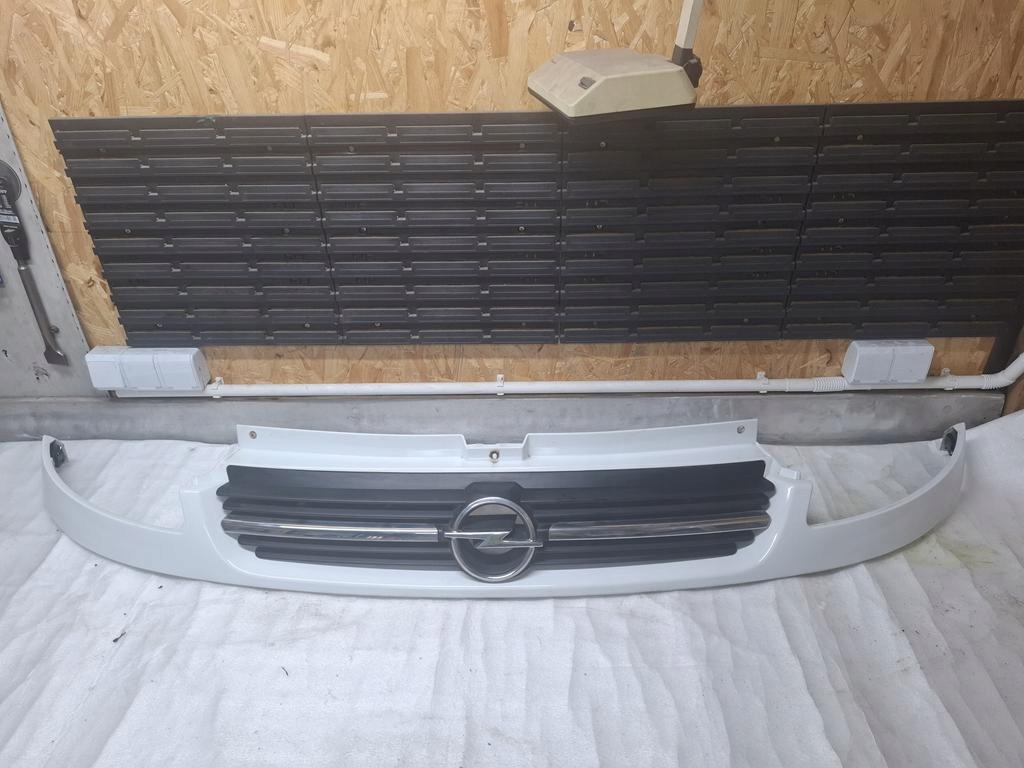 решетка радиатора opel VIVARO a и 01-06 целый