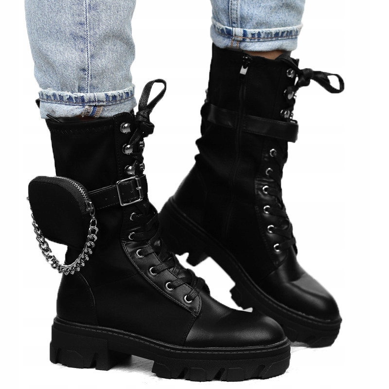 Černé dámské vysoké kotníkové boty s ozdobnou kapsičkou a řetízkem