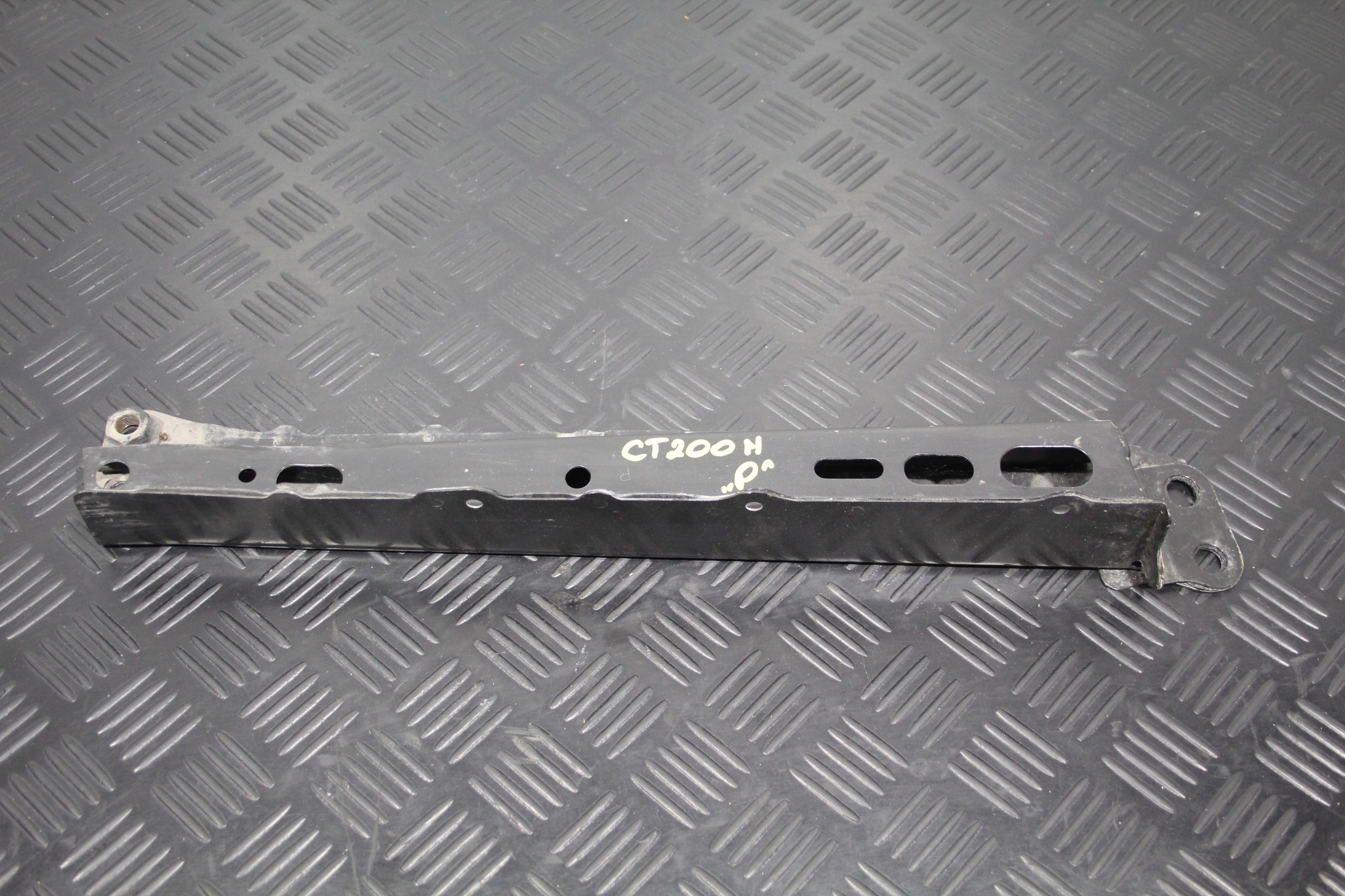 ЗОНА ЗГИНУ ПРАВИЙ ПЕРЕД LEXUS Ct200h