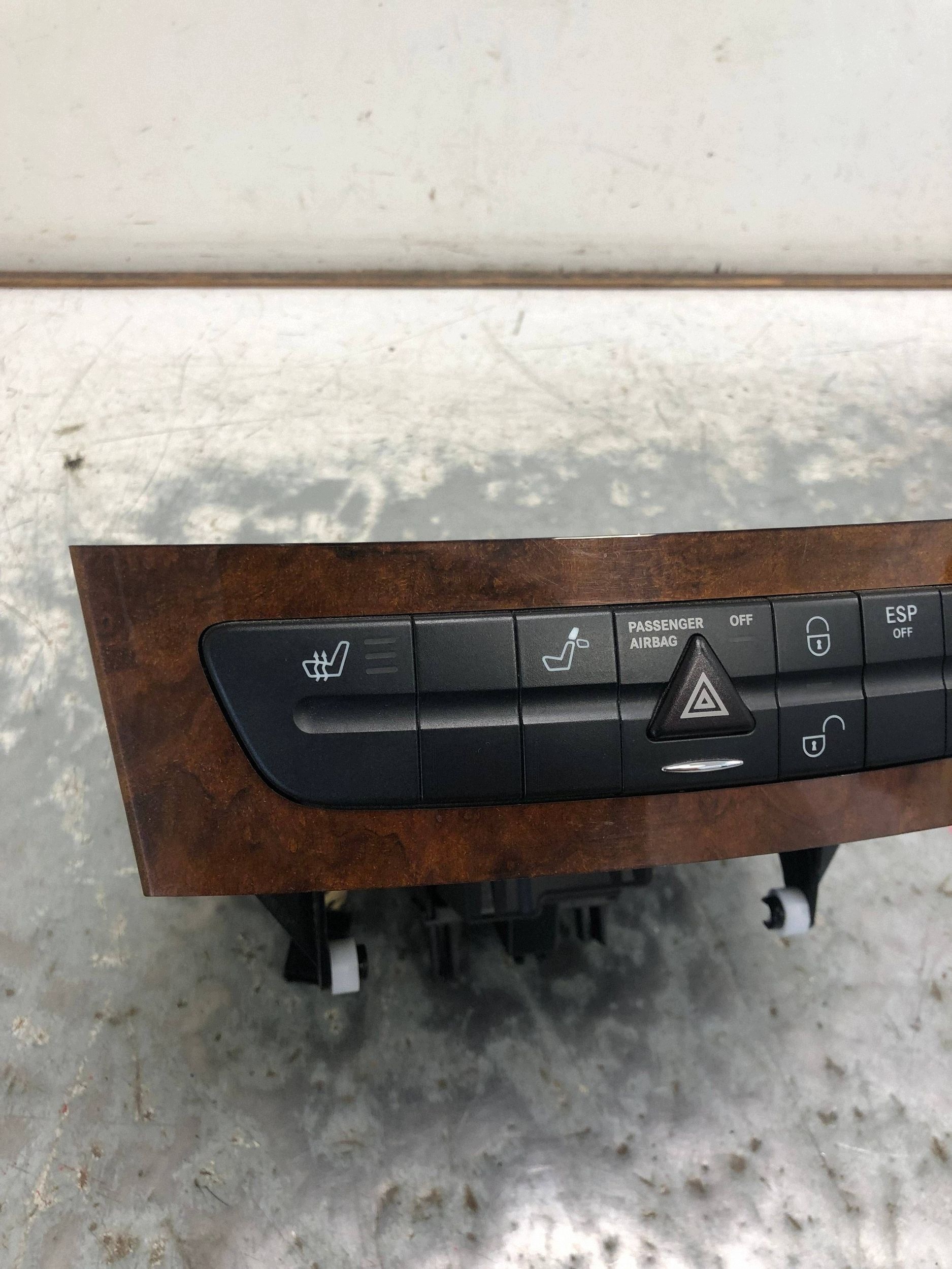 levers PRZYCISKI passenger compartment MERCEDES W211 A2116800552