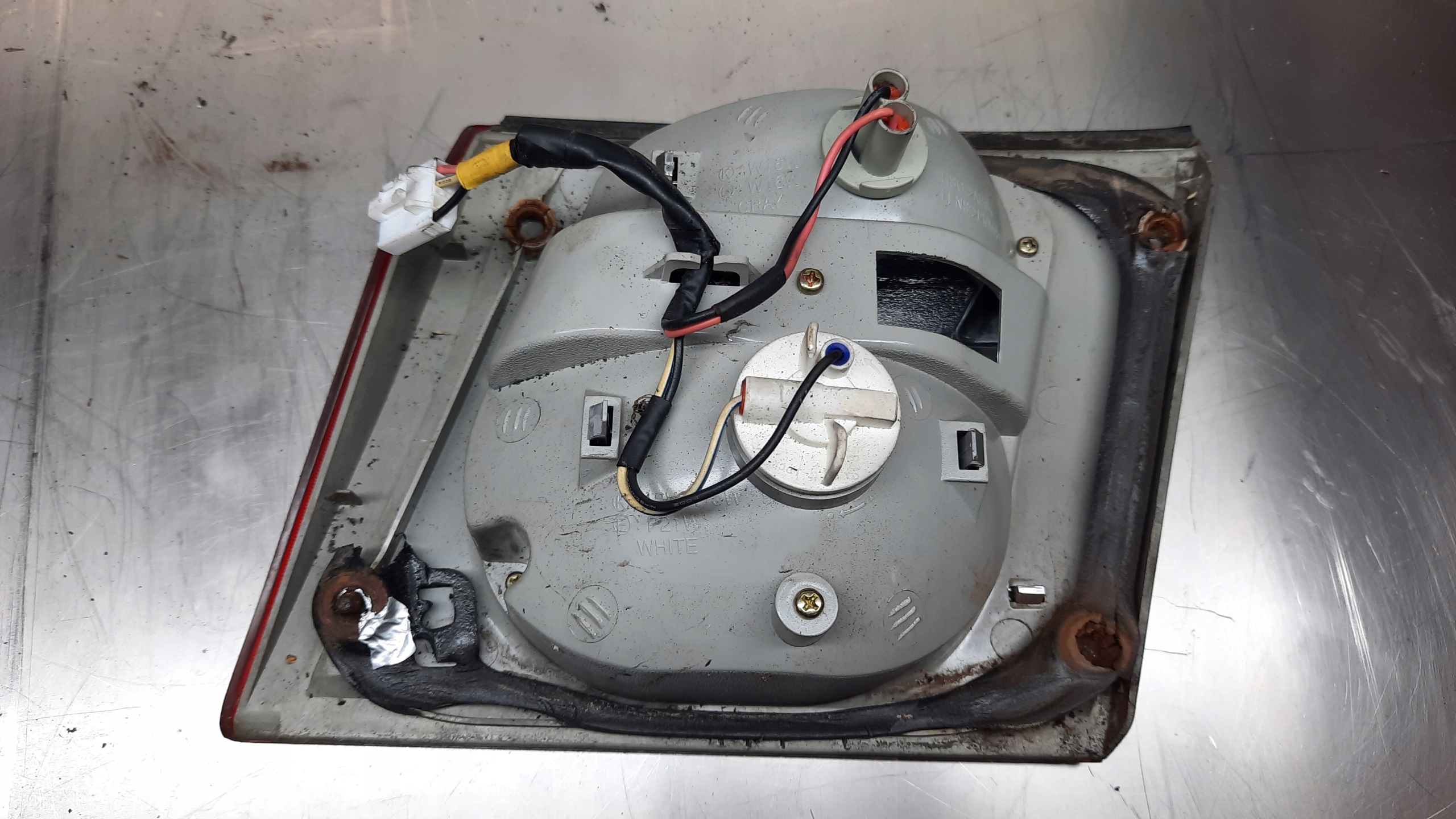 фонарь левый крышка багажника kia CARENS II