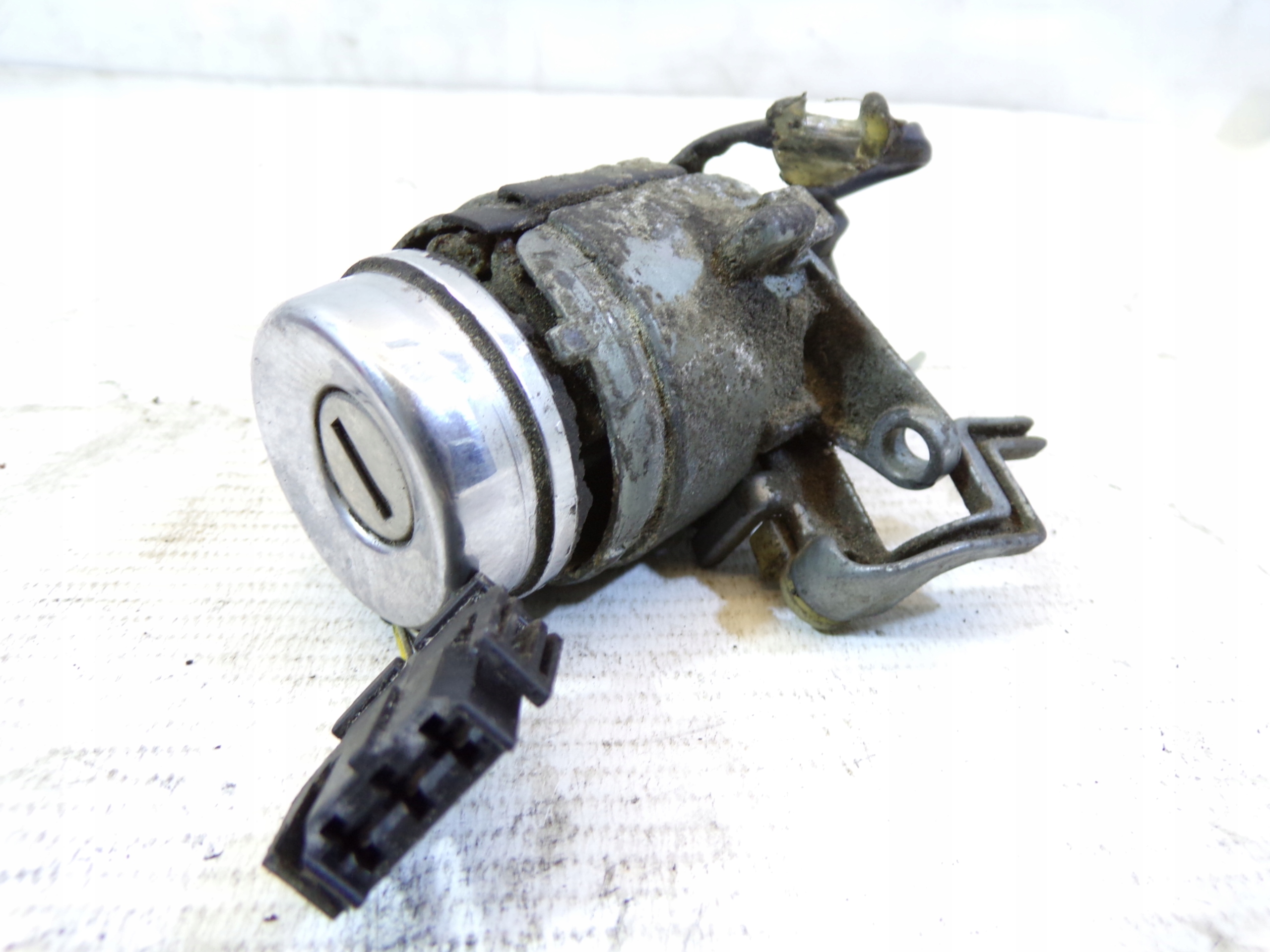lock bonnet boot AUDI A6 C4 sedan (H)