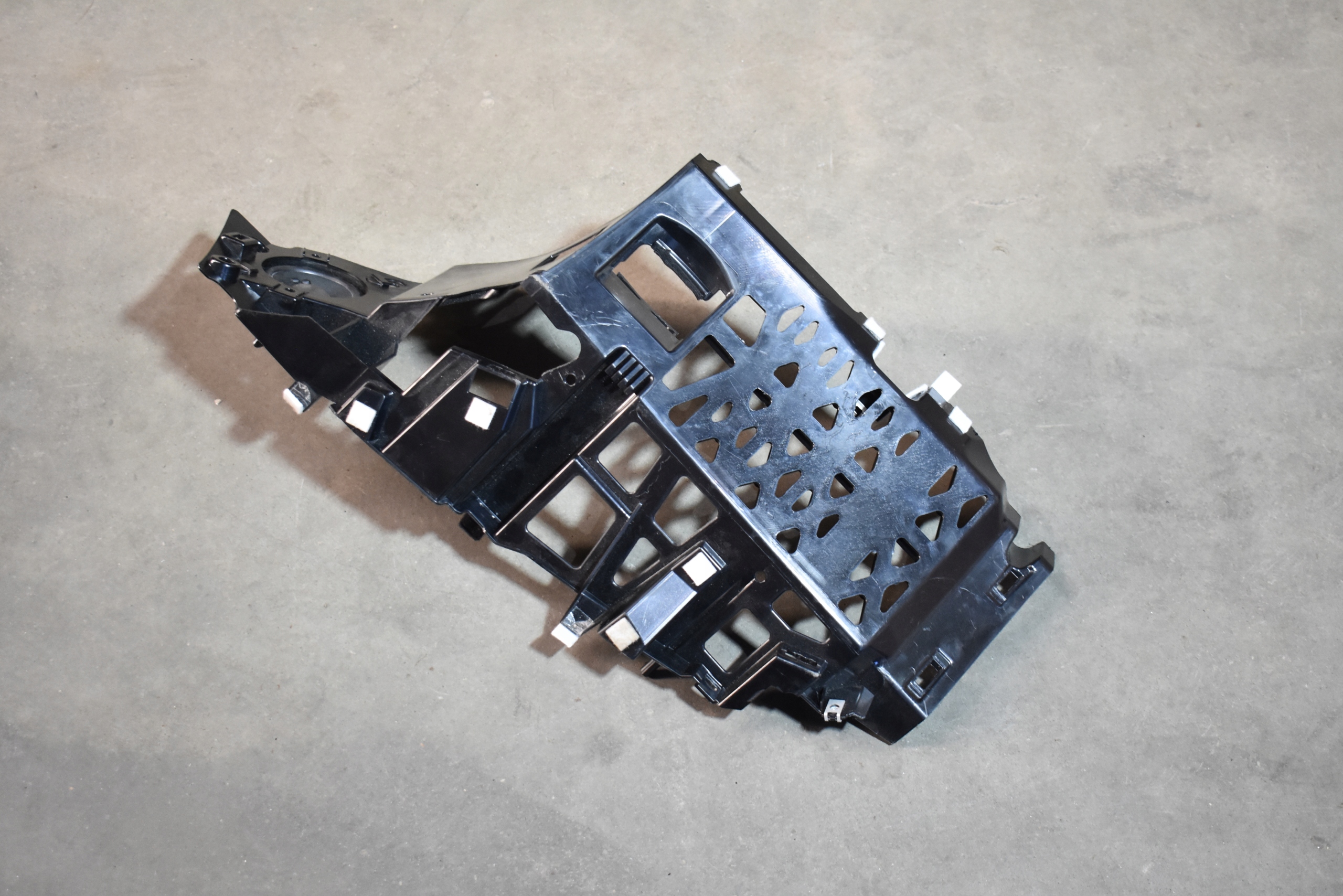 IDEALNE holder BOCZKA left + speaker MERCEDES W190 AMG 1
