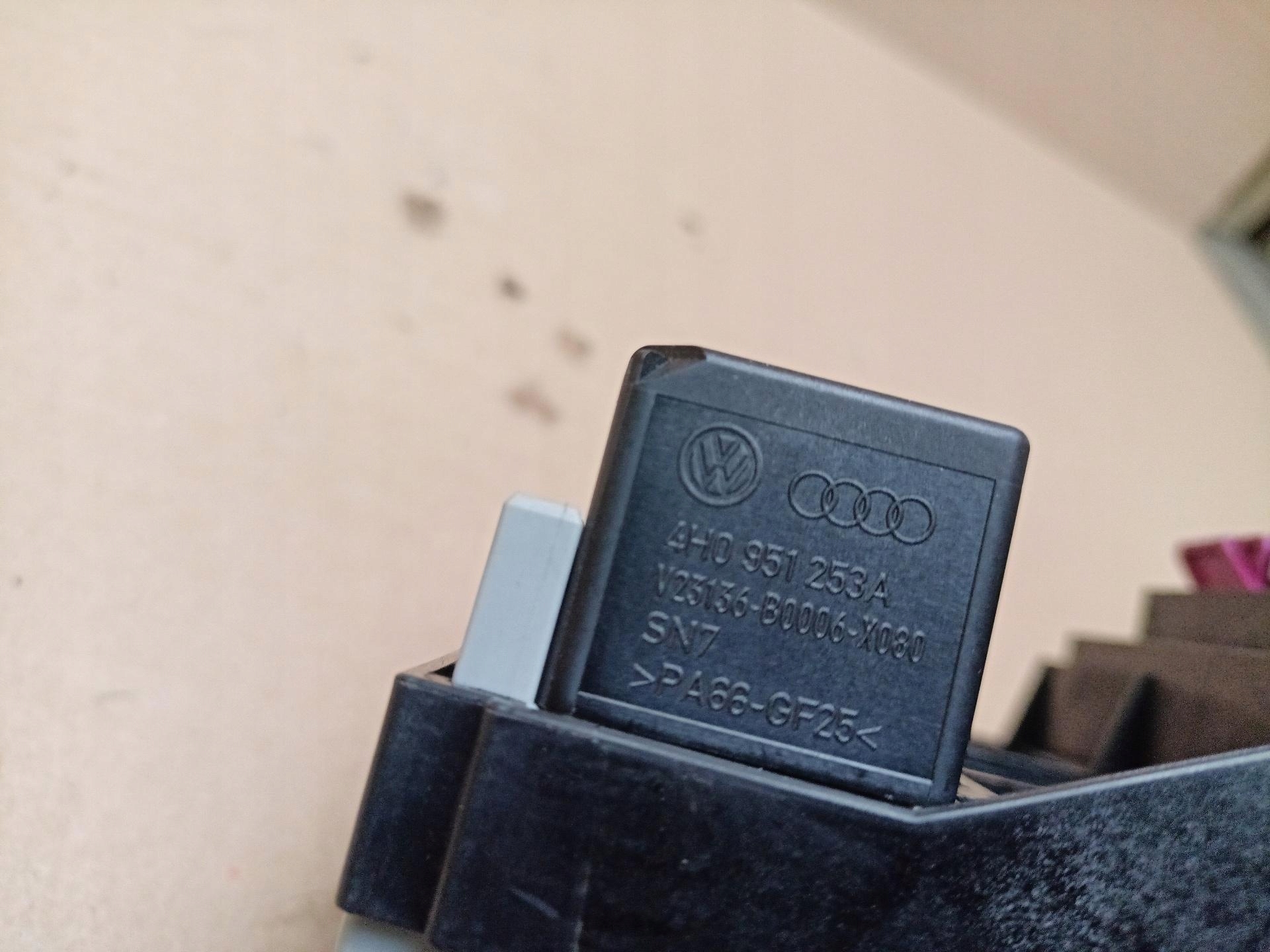 Kasten der Sicherungen Audi A6 C7 2012 4H0951253A