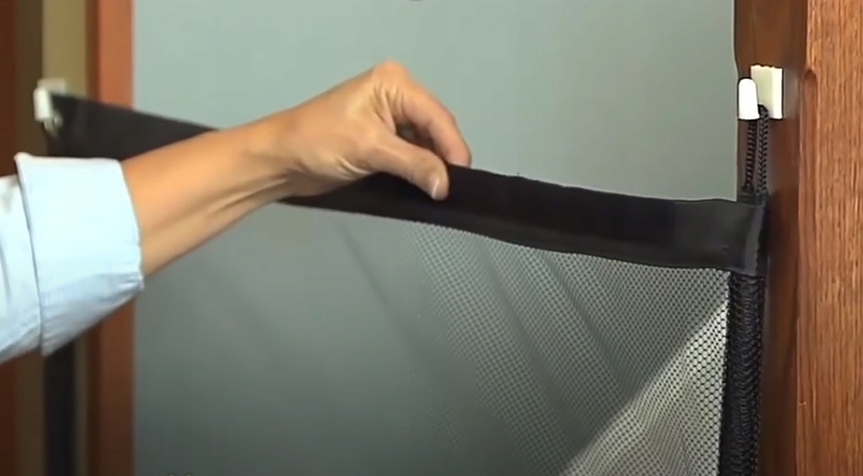 BRAMKA ZABEZPIECZAJĄCA PSA KOTA PRZEGRODA DRZWI Kod producenta 487455