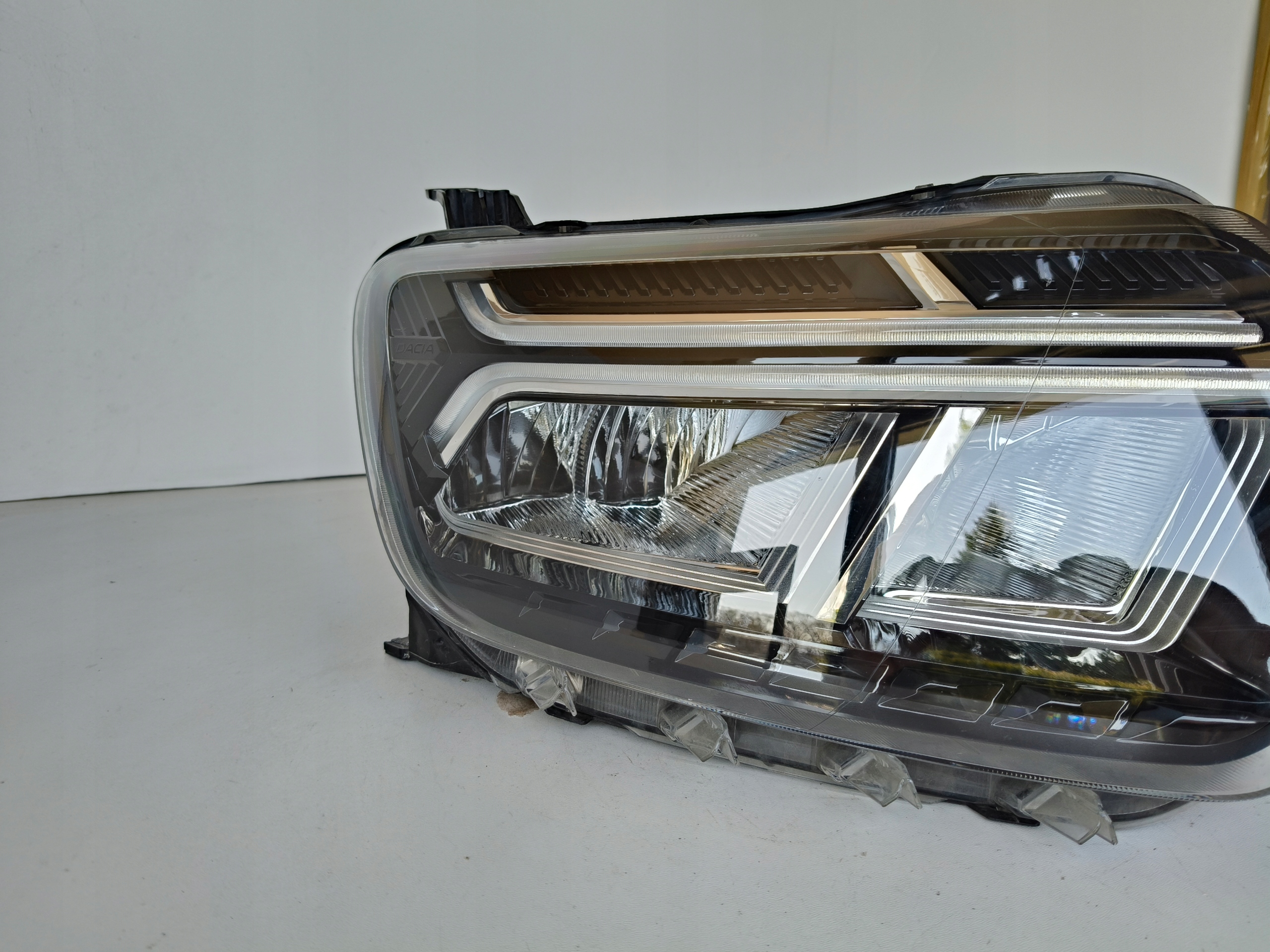 light right REFLEKTOR DACIA DUSTER II LIFT FULL LED