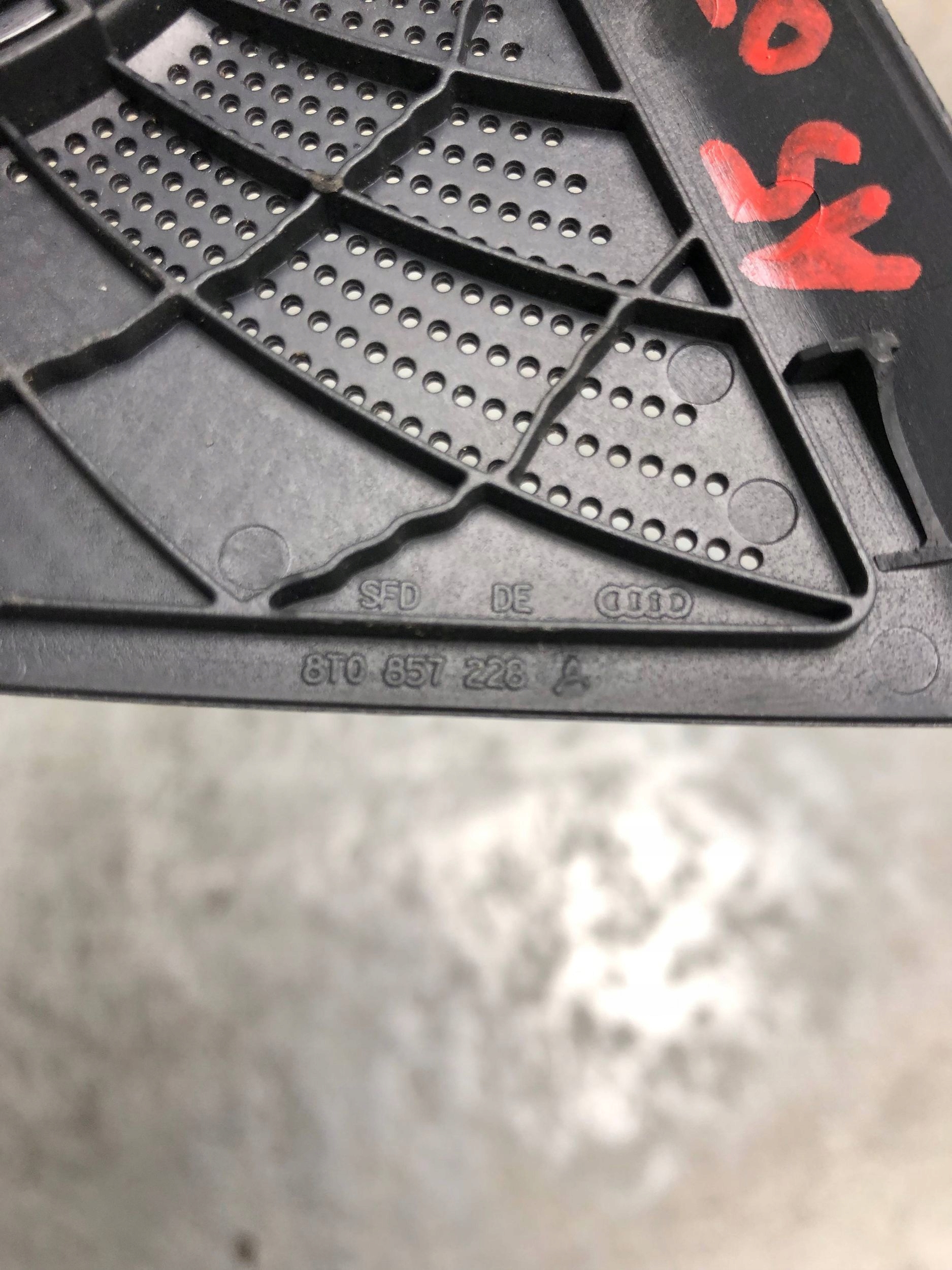 kryt krycí repráku pravý předek AUDI A5 8T0857228A
