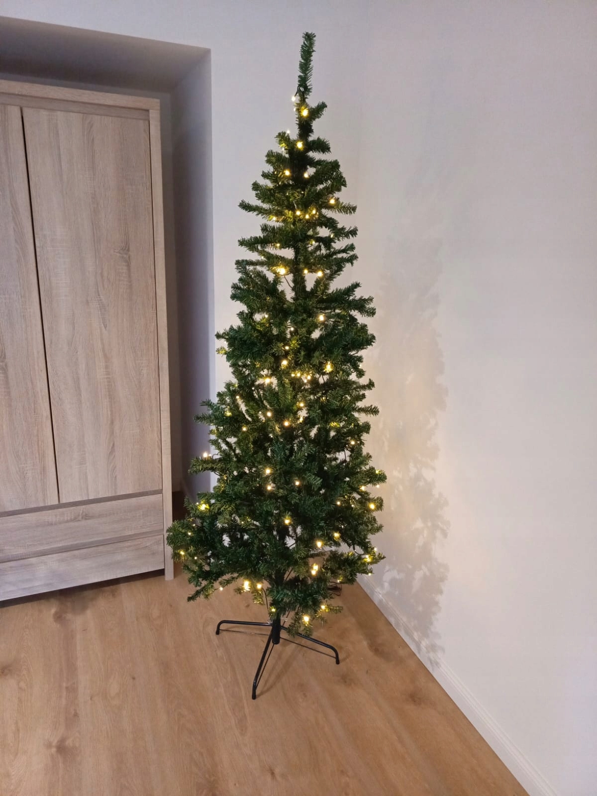 CHOINKA SZTUCZNA ŚWIĄTECZNA 2,10M Z LAMPKAMI LED