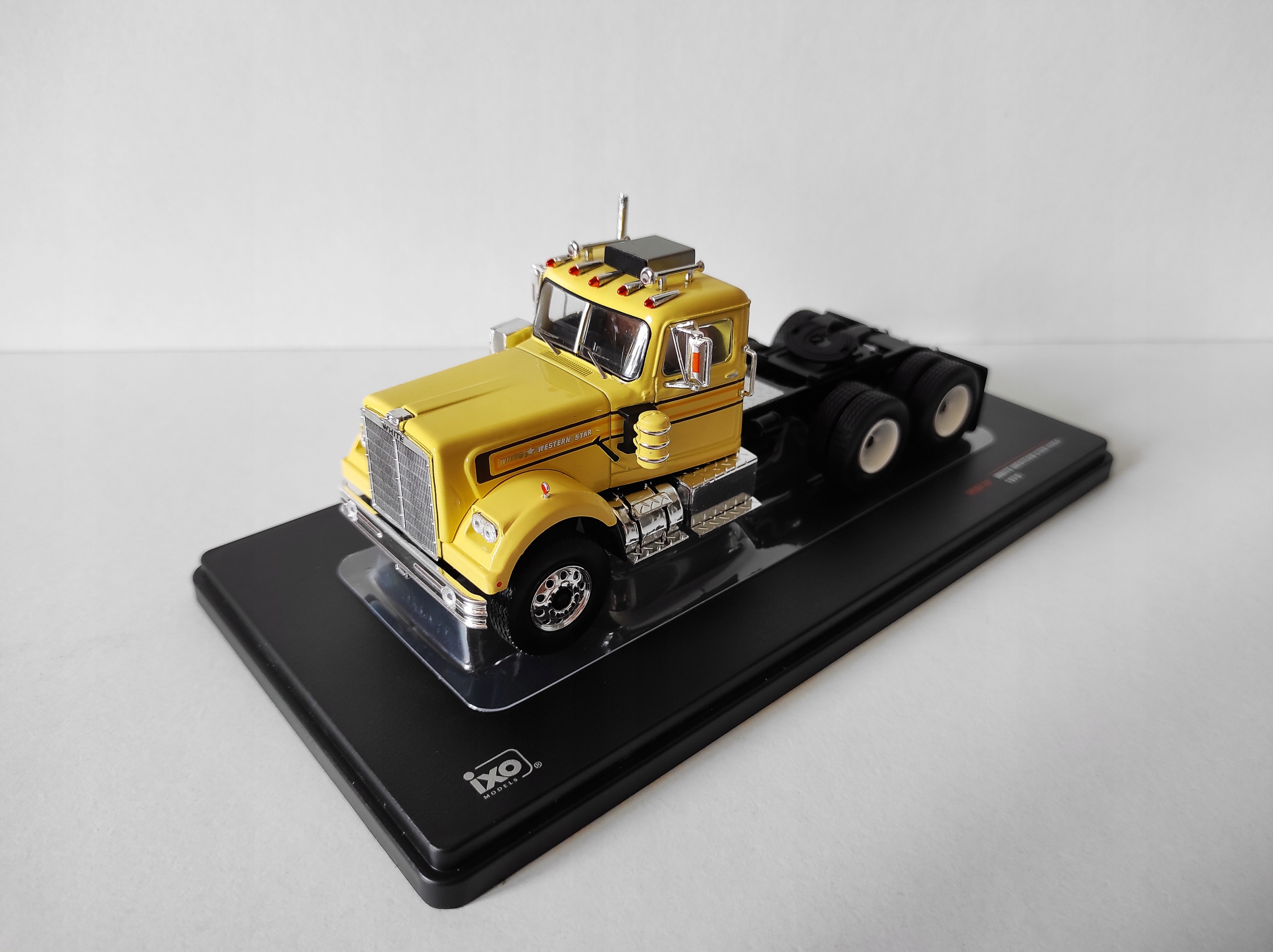 White Western Star 4864 (1970) Světle žlutý náklaďák Tir 1:43 Ixo