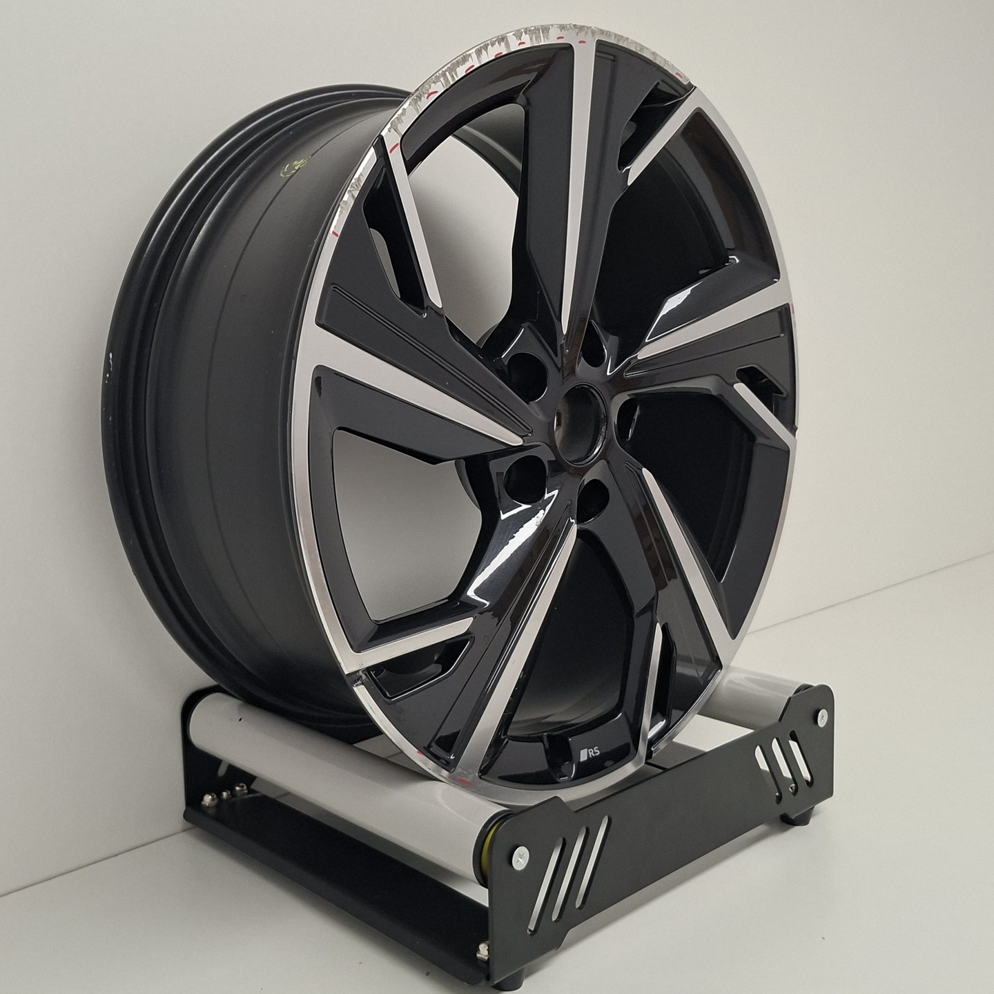 AUDI A6 E-TRON 21" 85E601025T disk hliníkový