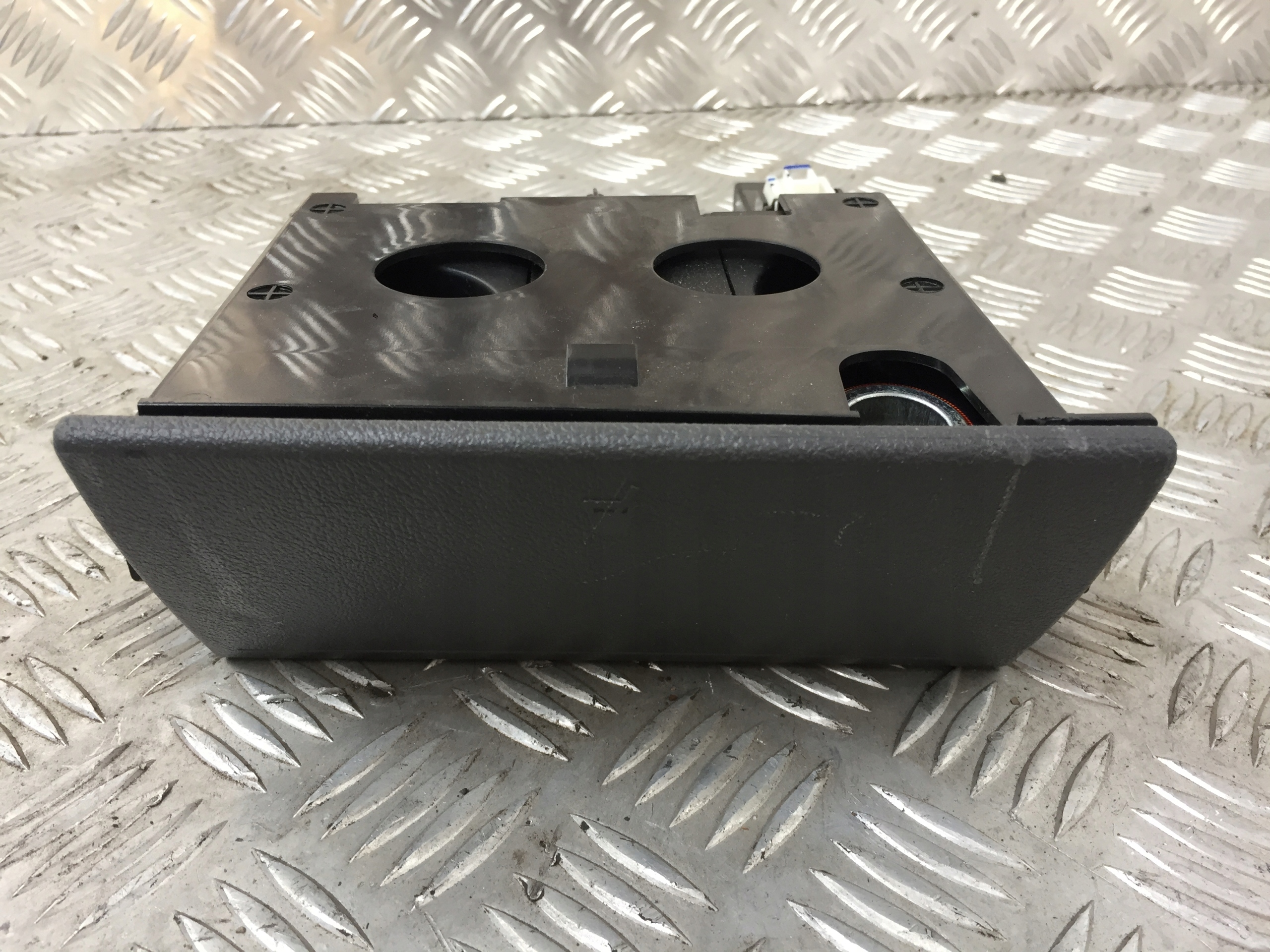 UCHWYT NA NAPOJE CUPHOLDER 7H1857321K VW T5