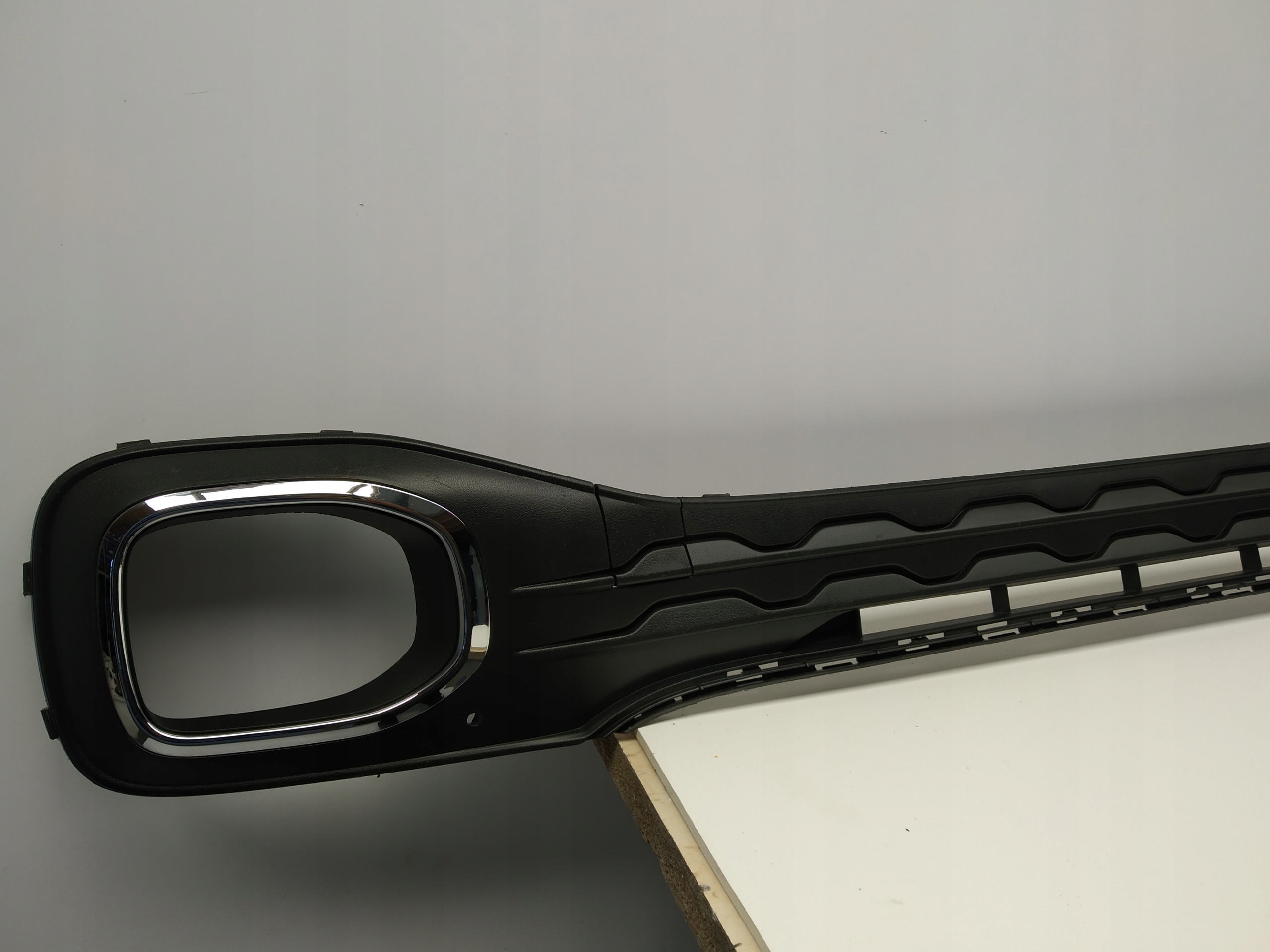 Vw T Cross grid chrom of a bumper front central OM 2gm moulding cap