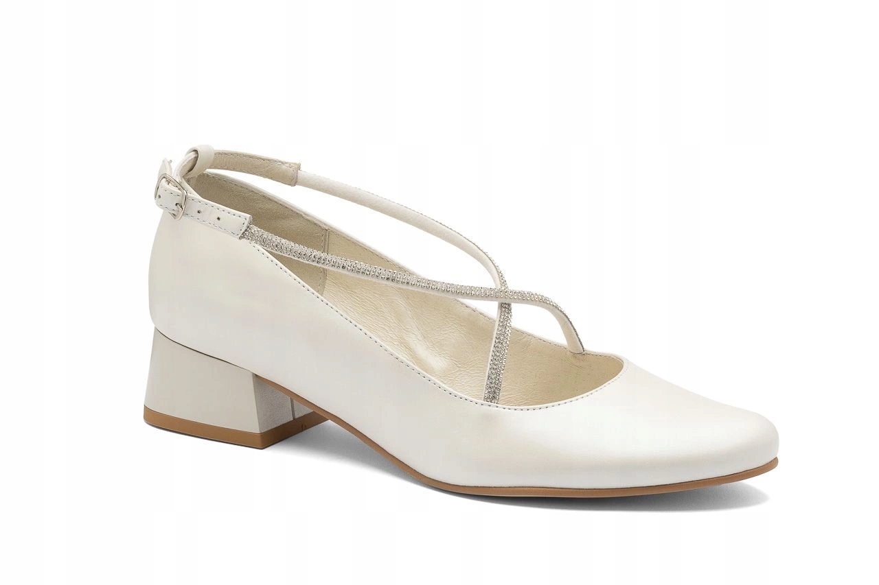 svatební lodičky z nízké kůže s ozdobnými proužky mají velikost 38