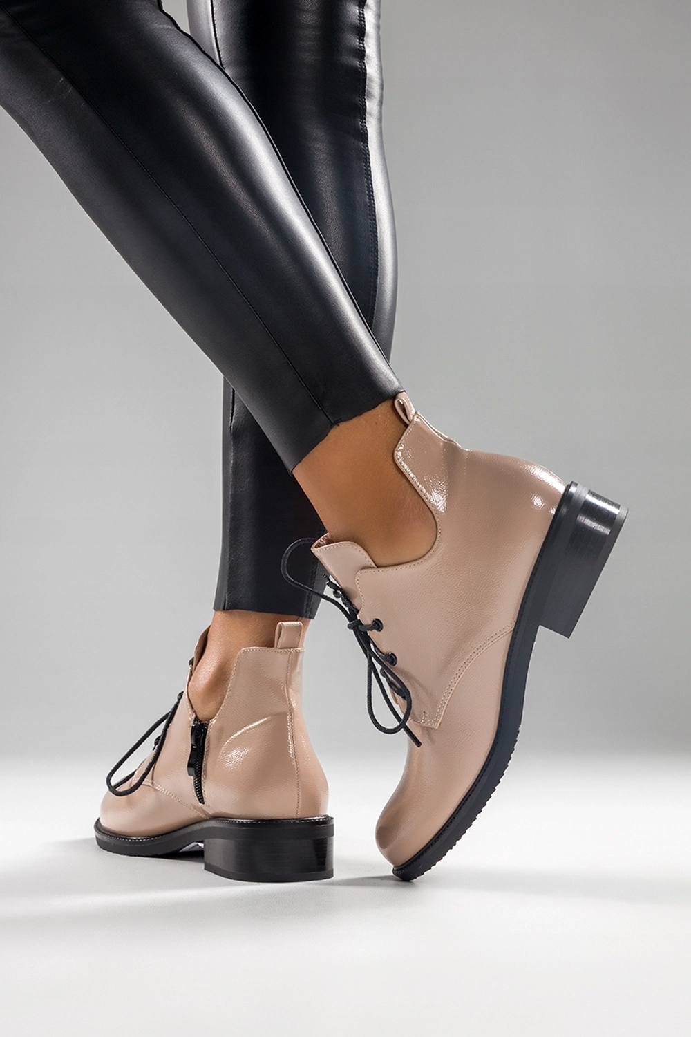 BOTKI DAMSKIE LAKIEROWANE Z MODNĄ OZDOBNĄ MUCHĄ WYCIĘCIA PO BOKACH r 41 Marka Casu