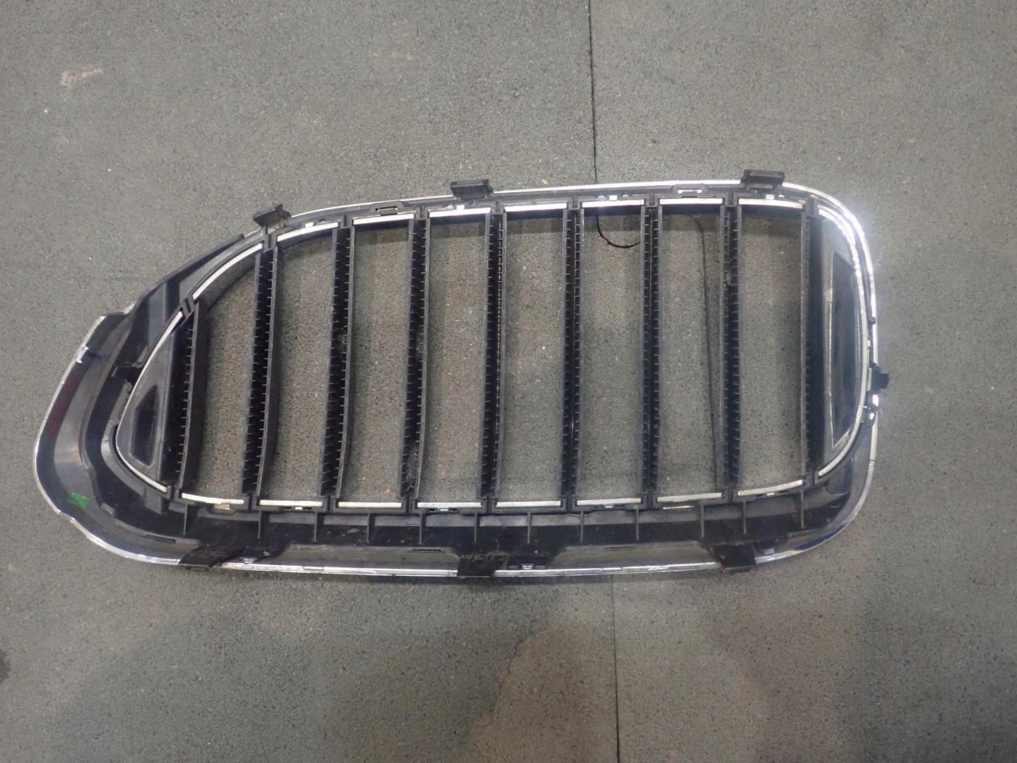 maska bubreg desna BMW 5 G30 G31 2018- 7390866