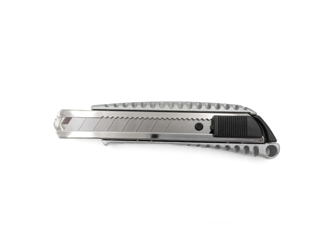 

Nóż z ostrzem łamanym 18 mm o korpusie aluminiowym